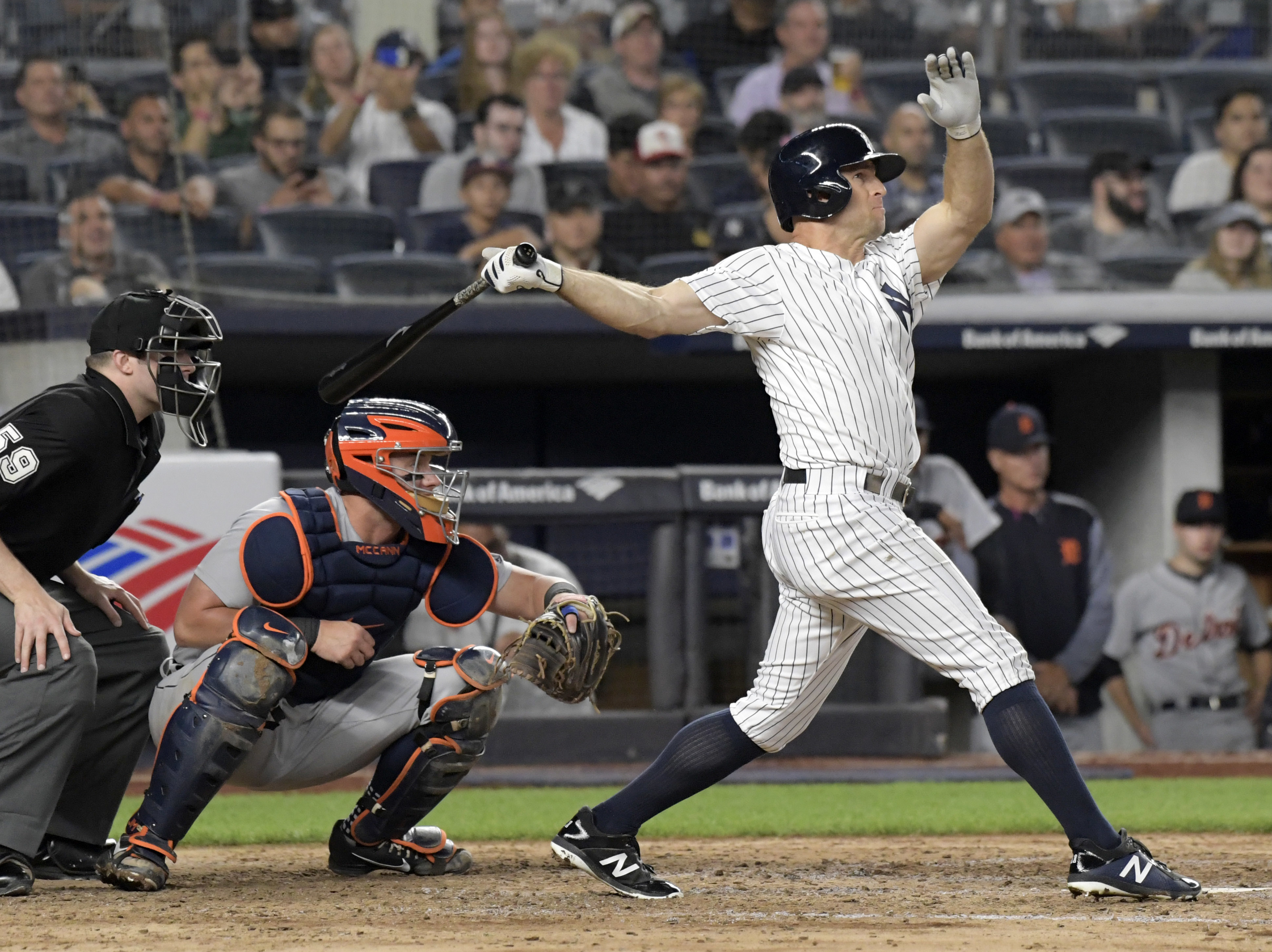 Yankees' Brett Gardner charges at umpire after being mistakenly