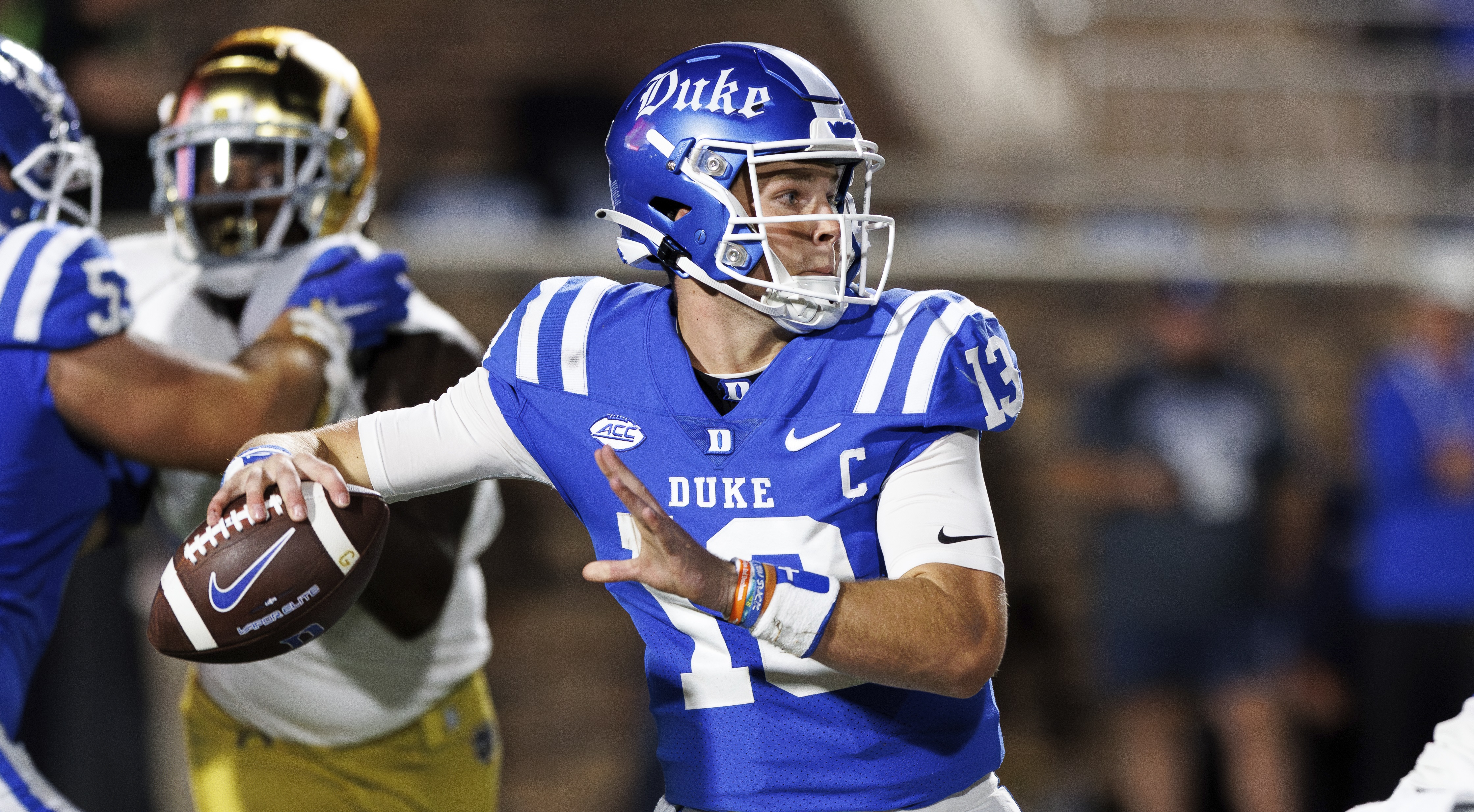 Duke quarterback Riley Leonard enters transfer portal - ESPN
