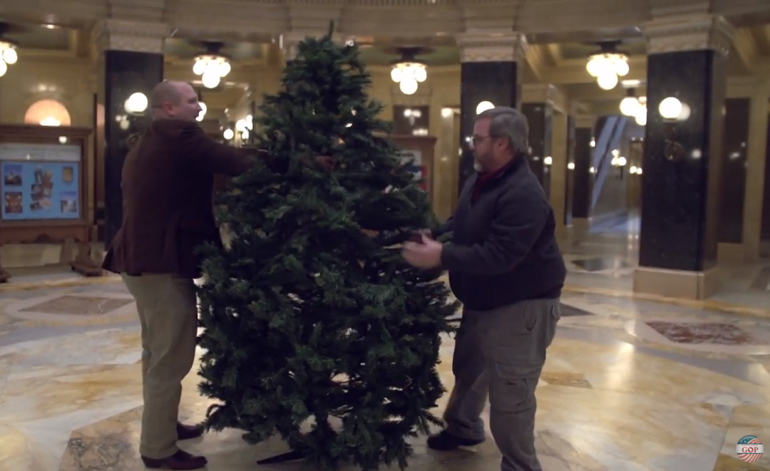 Wisconsin State Christmas Tree 2022 Wisconsin Capitol Christmas Tree Put Up By Lawmakers Removed