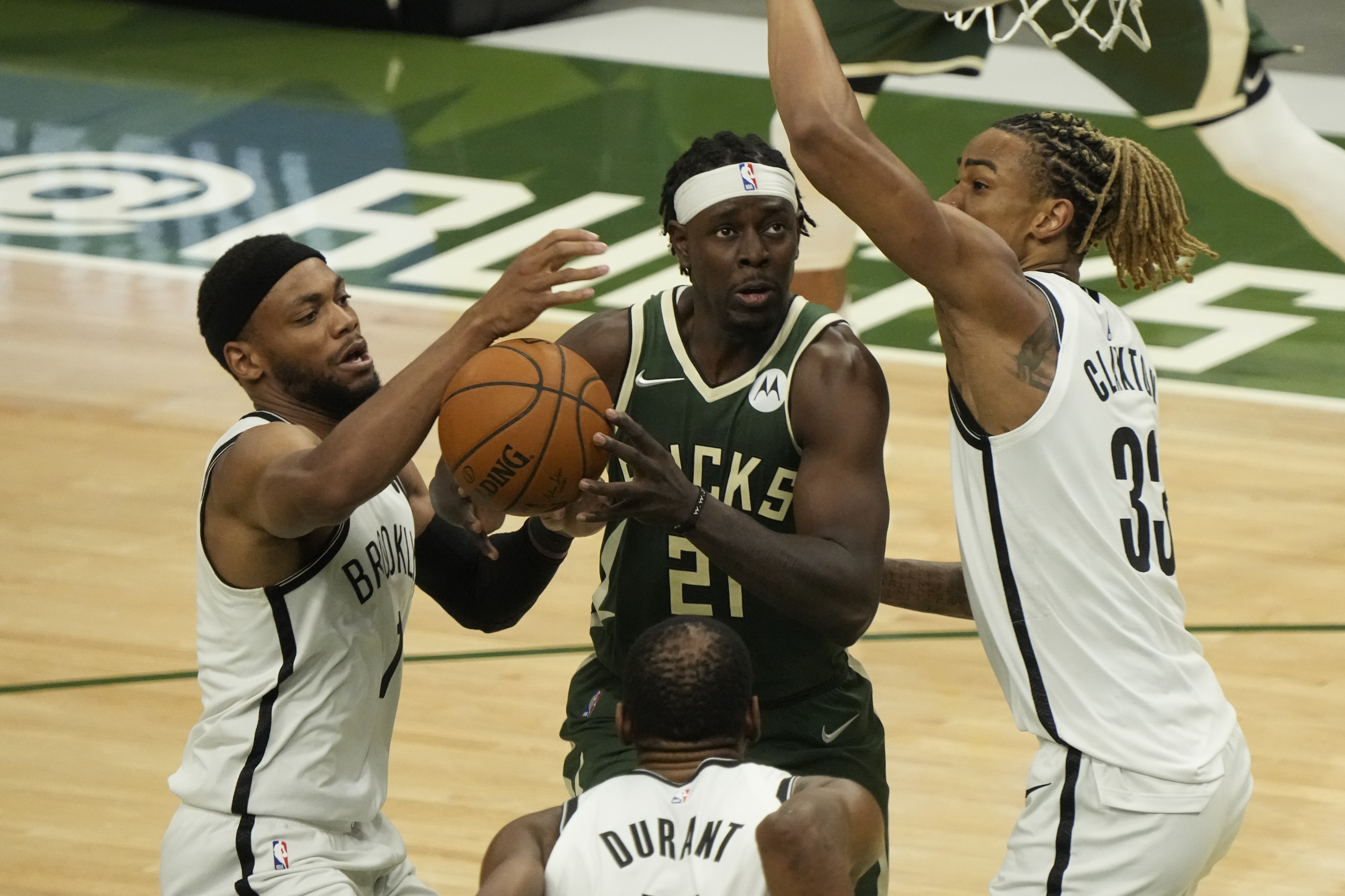 Packers Za'Darius Smith, Aaron Jones the stars of Bucks Game 3 crowd