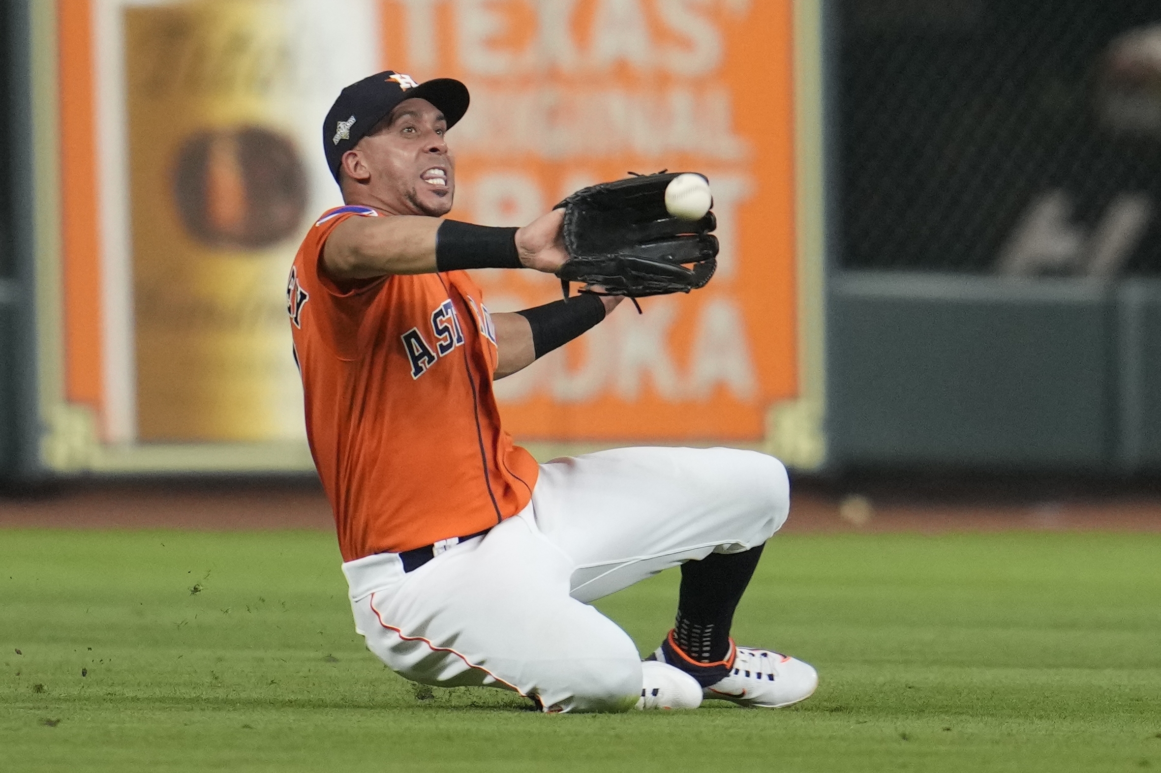 Eovaldi remains perfect, Rangers slug their way to 9-2 win over