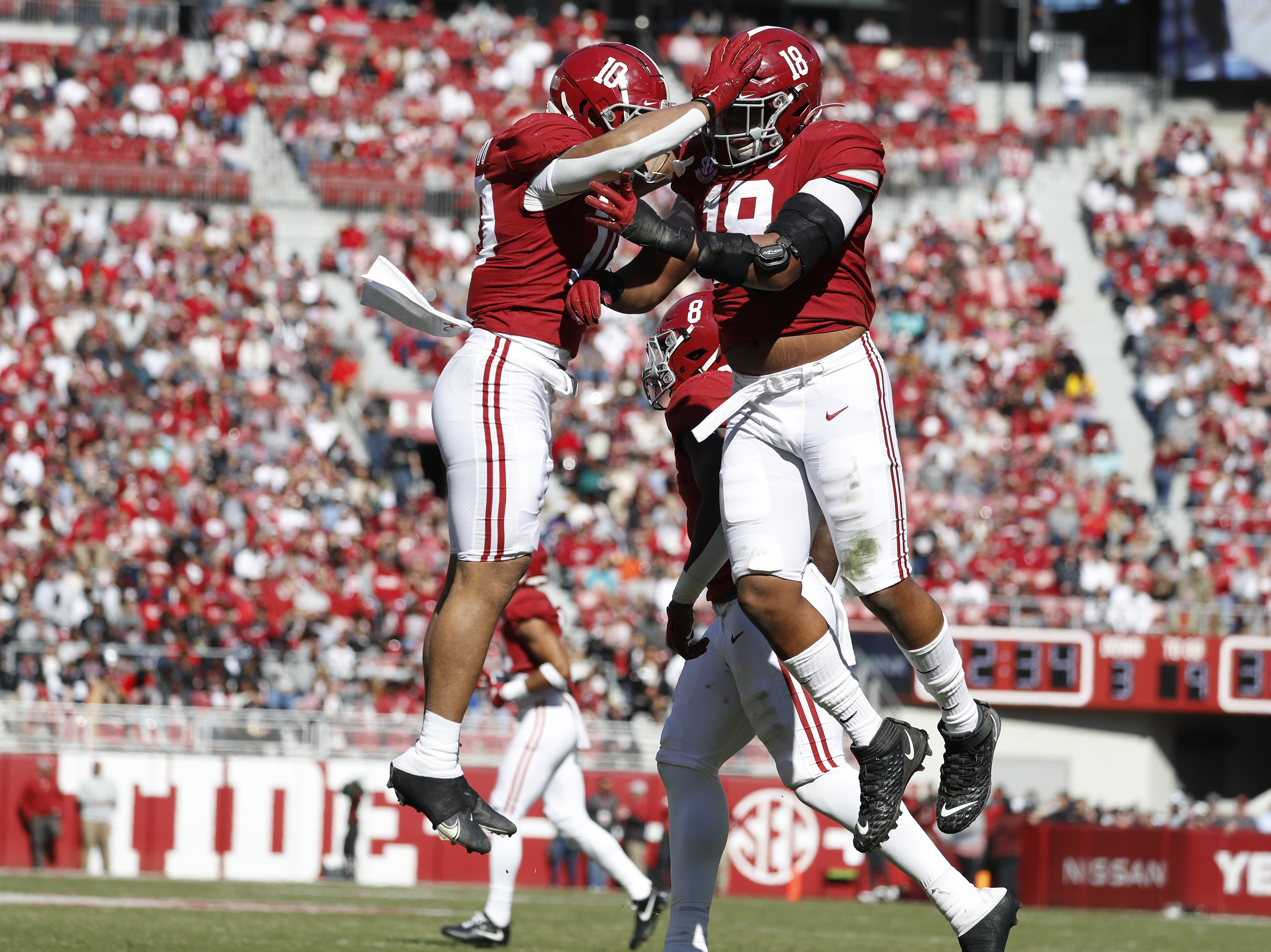 Alabama WR Jameson Williams leaves national championship with knee injury