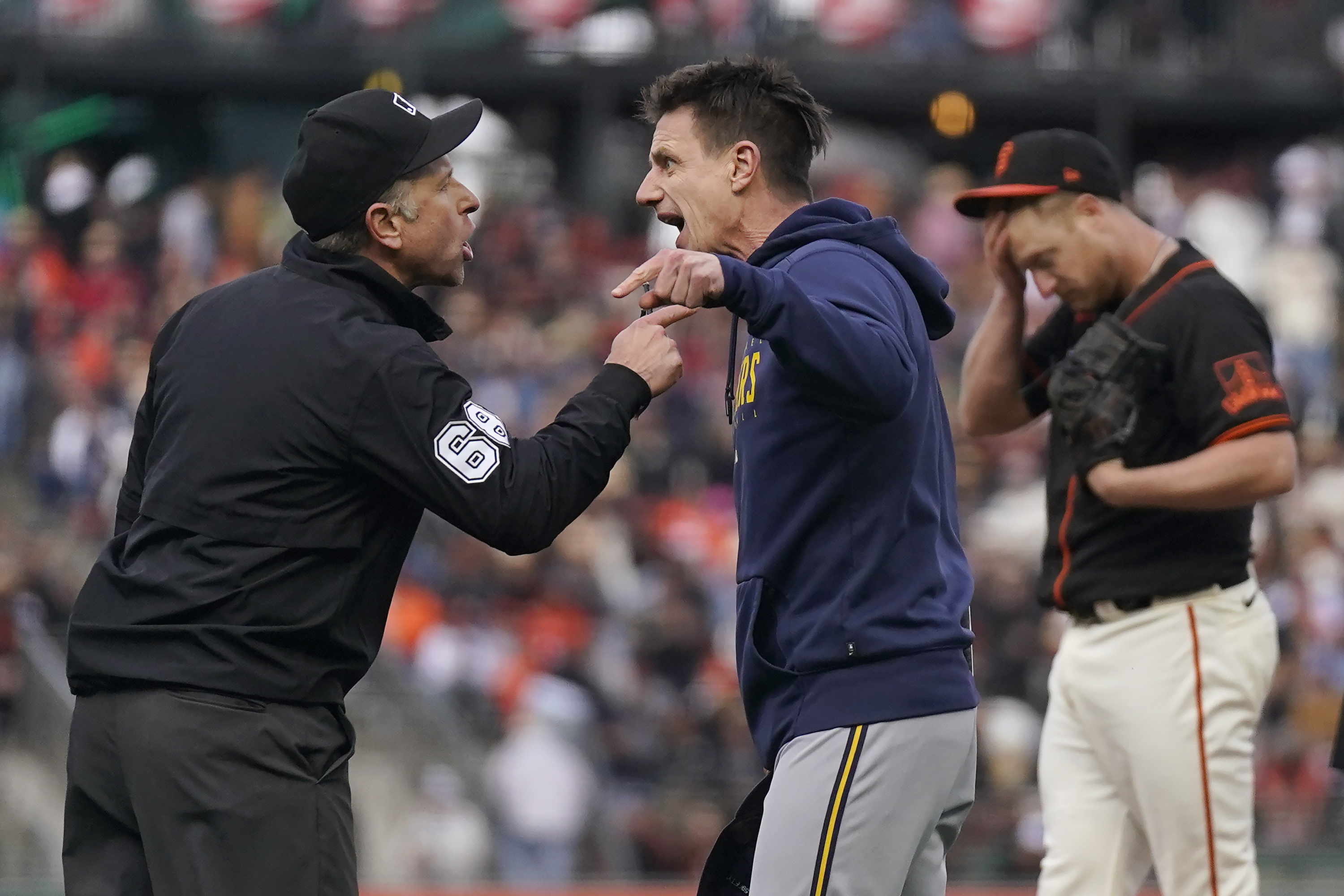 Brewers extend losing streak with loss to Giants, Counsell ejected