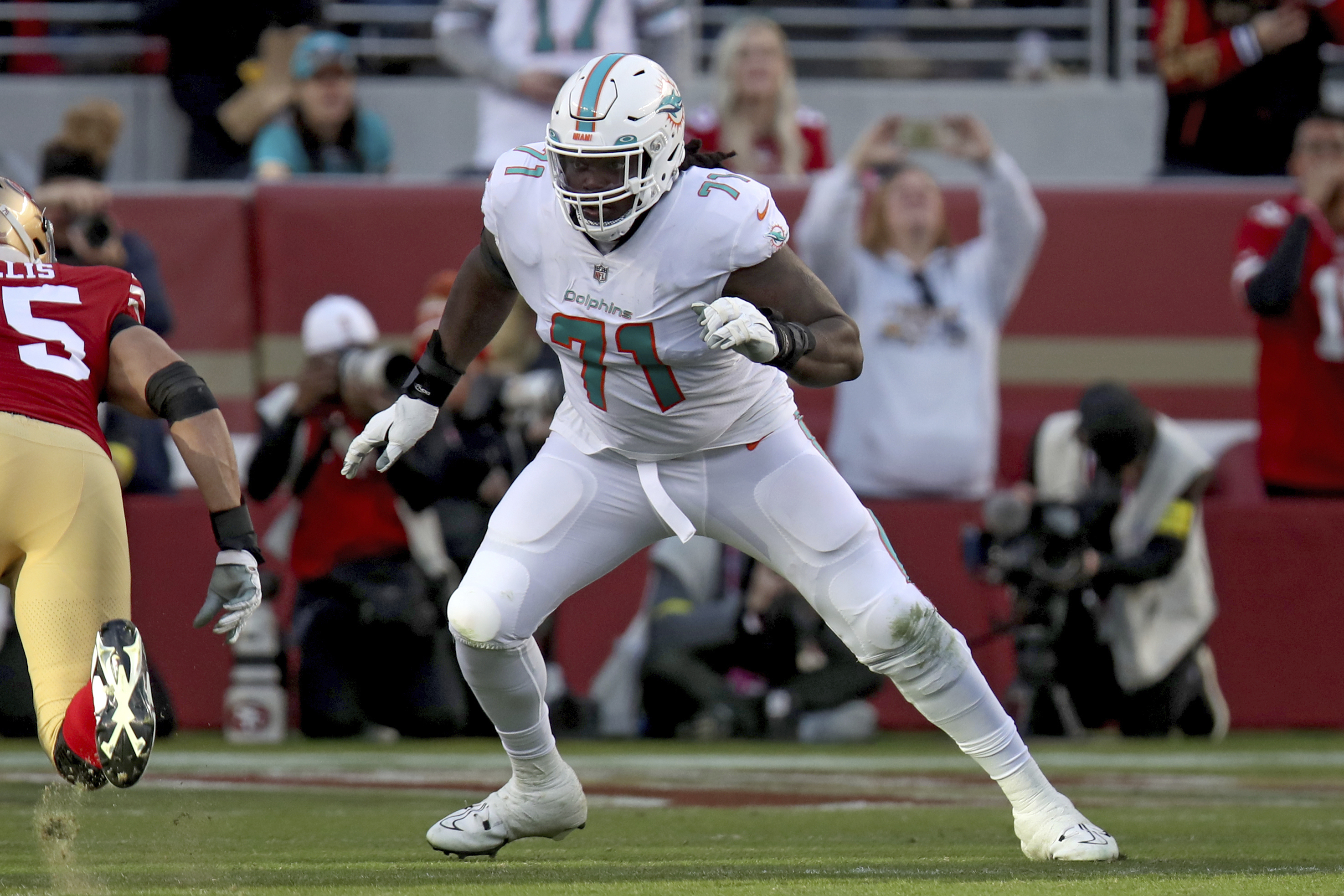 Miami Dolphins offensive lineman Brandon Shell (71) runs off the