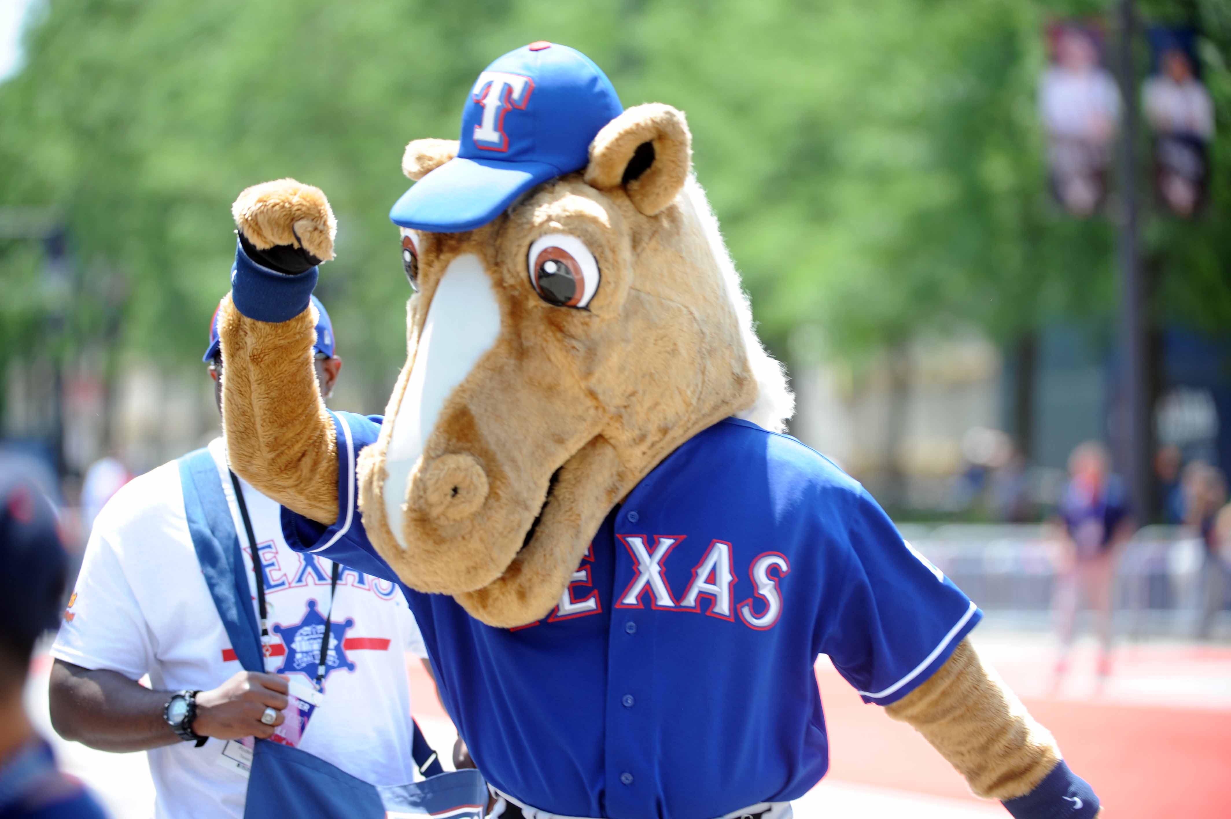 File:Gary Sánchez during 2019 MLB All-Star Red Carpet Parade