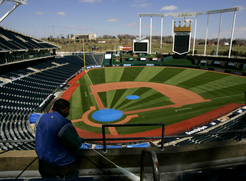 VIDEO: Royals fan catches two foul balls in one inning