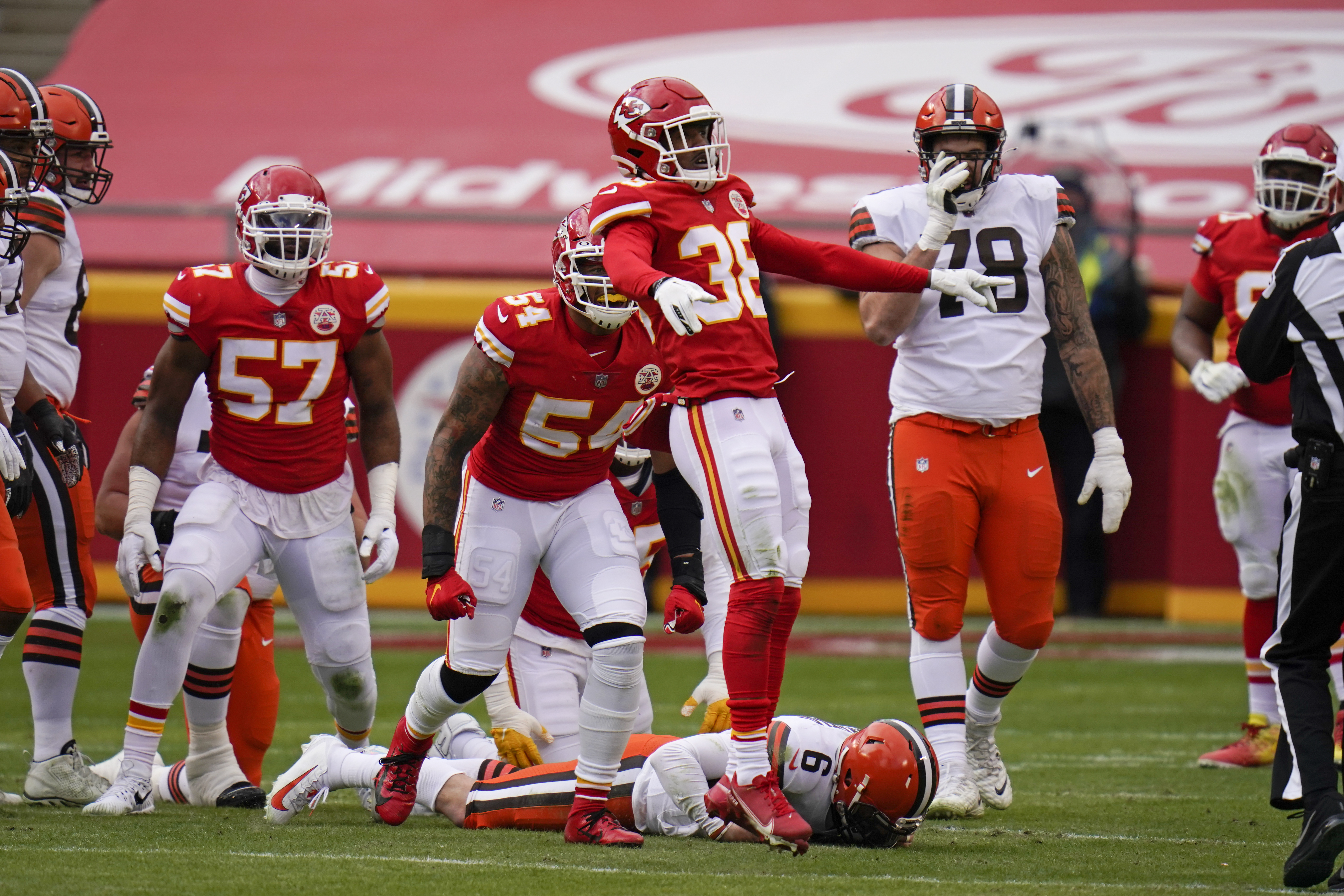 After losing Mahomes, Chiefs and Henne hold off Browns 22-17