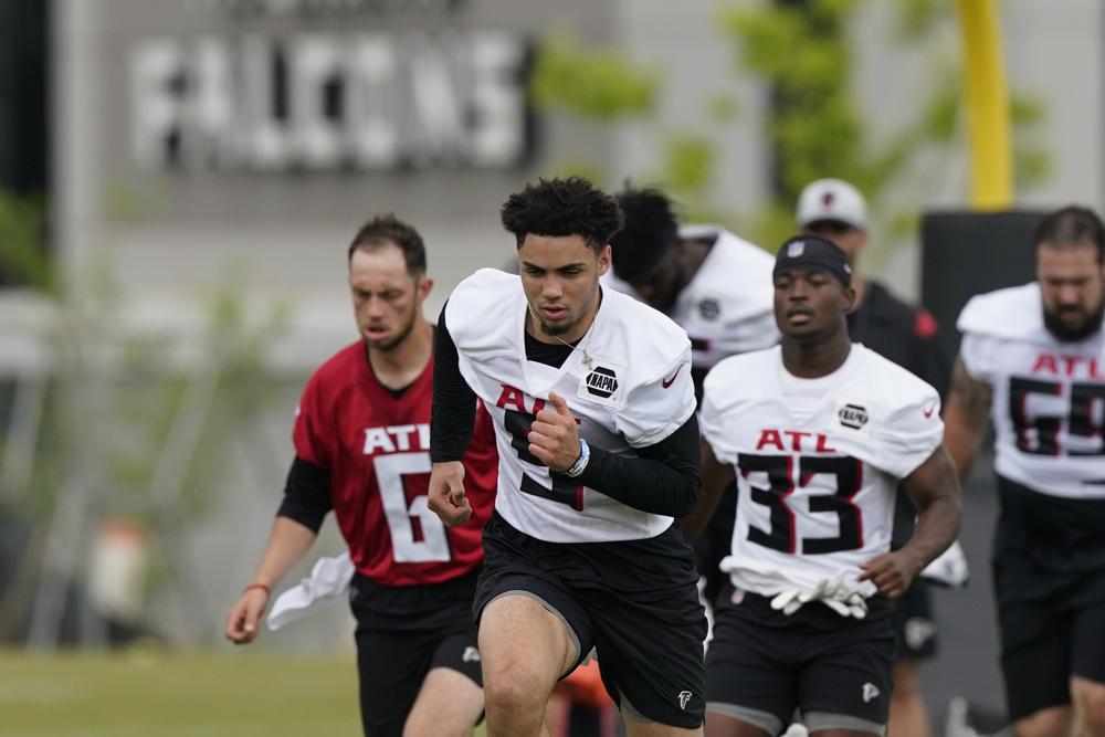 Atlanta Falcons star Grady Jarrett surprises fathers with $3k shopping spree