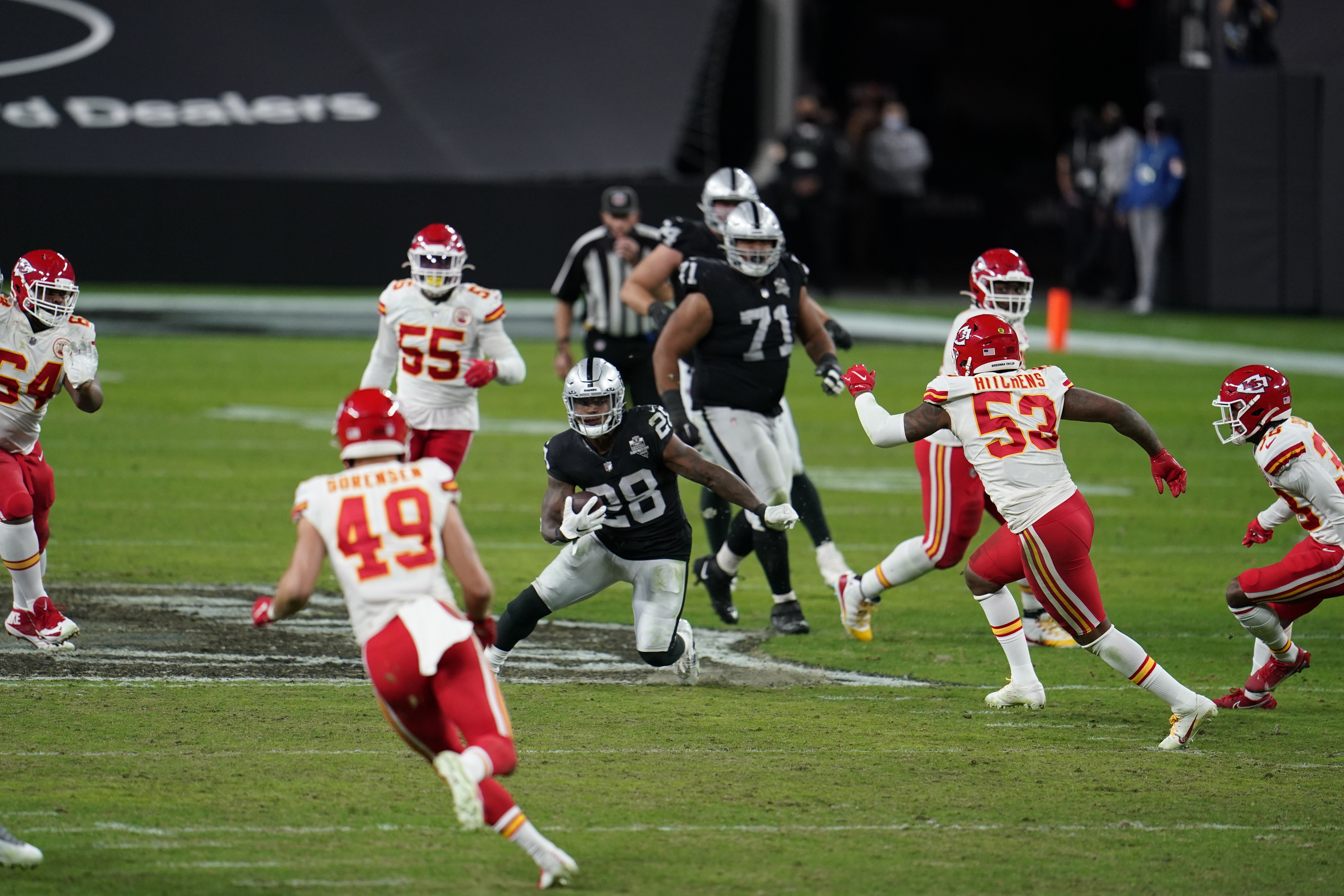 Mahomes hits Kelce in last minute, Chiefs edge Raiders 35-31