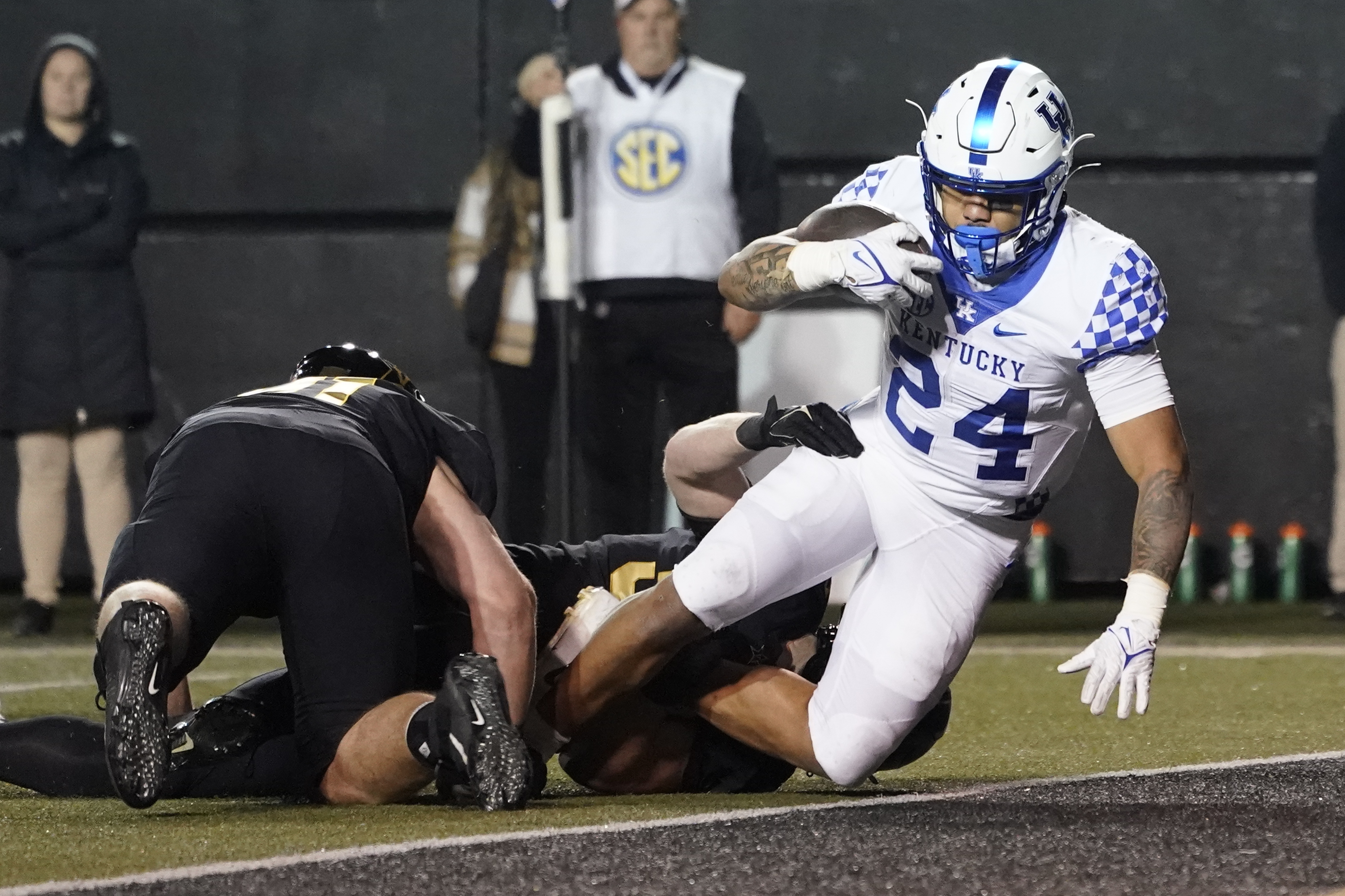 Check out Kentucky football's uniforms for Vanderbilt 