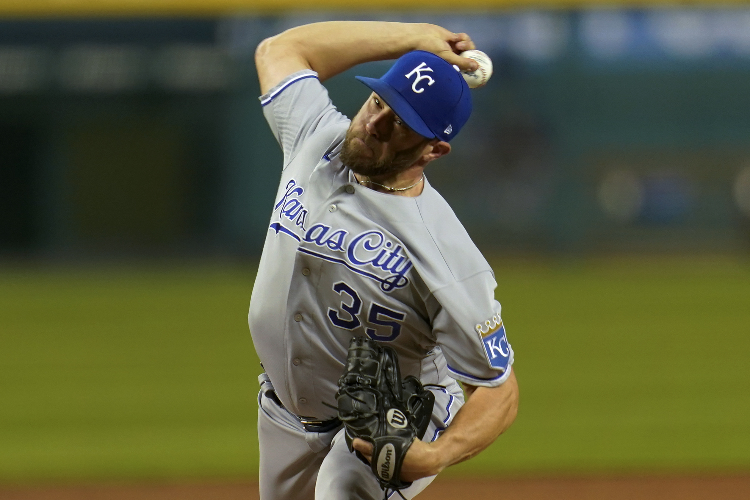 Reliever Greg Holland stays with Royals, $2.75M for 1 year