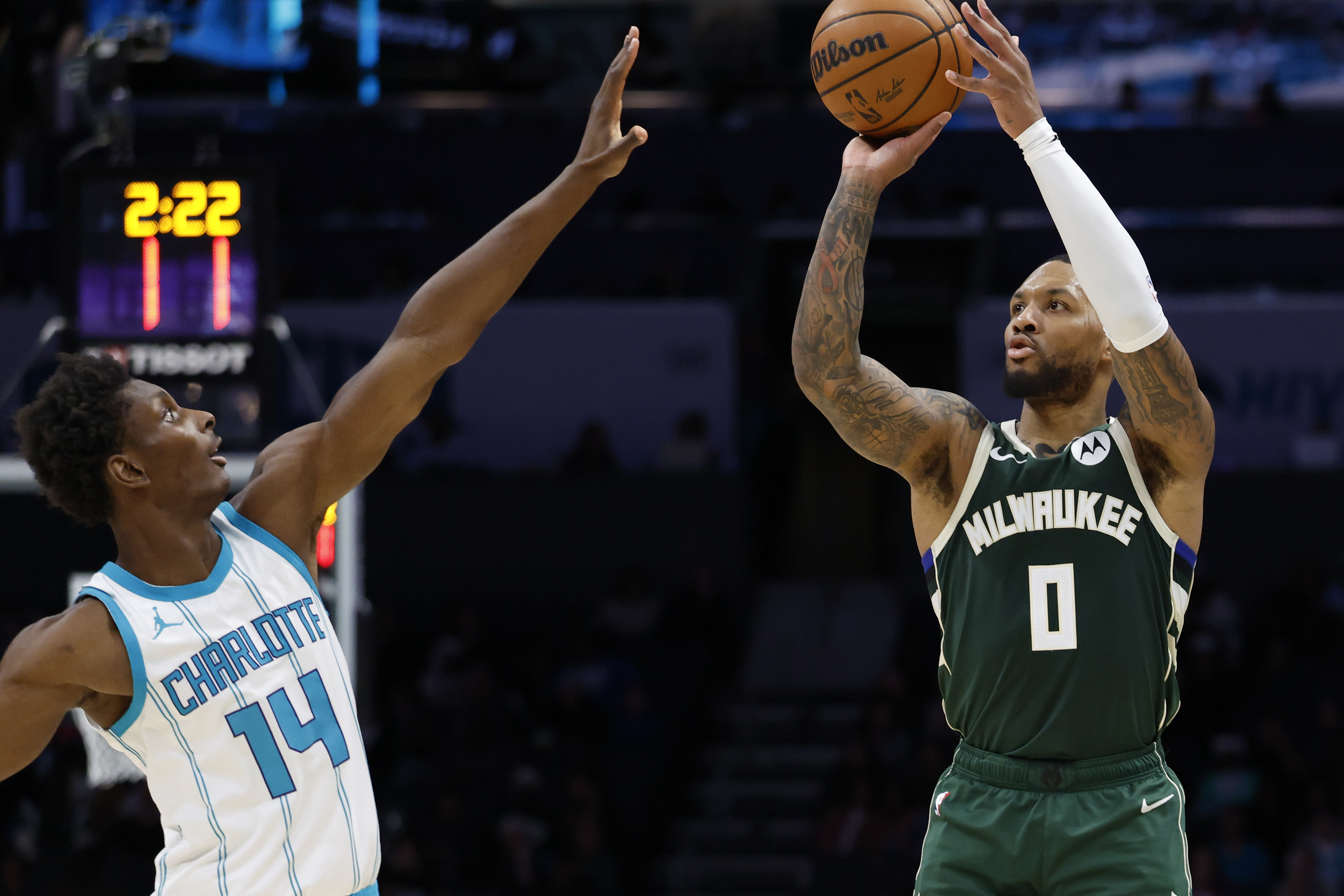 Lillard scores 29 points as Bucks beat Hornets 112-102 to snap a 4