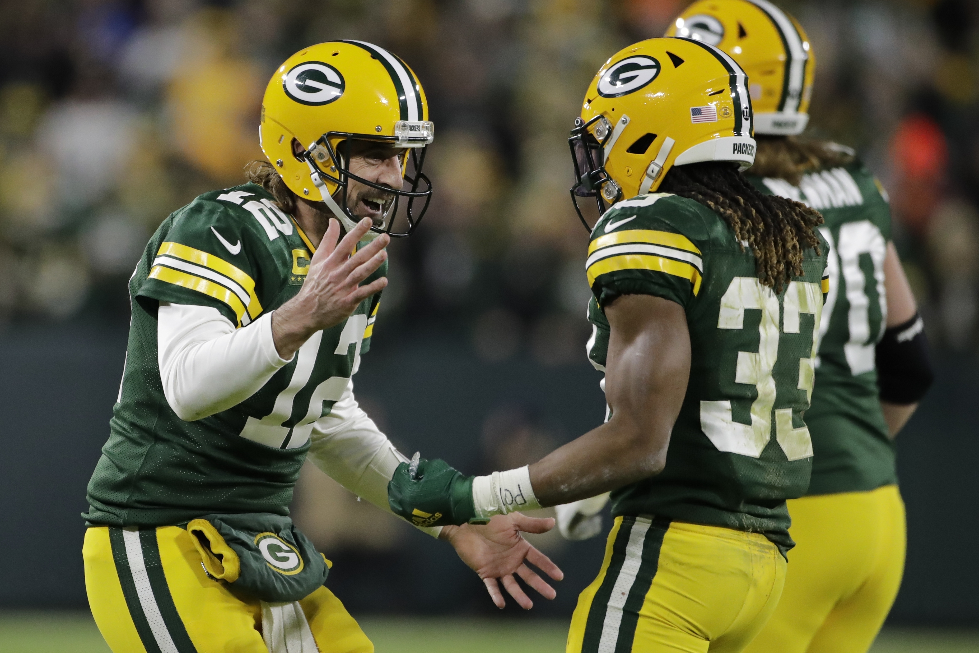 Rodgers throws 4 TD passes, Packers defeat Bears 45-30