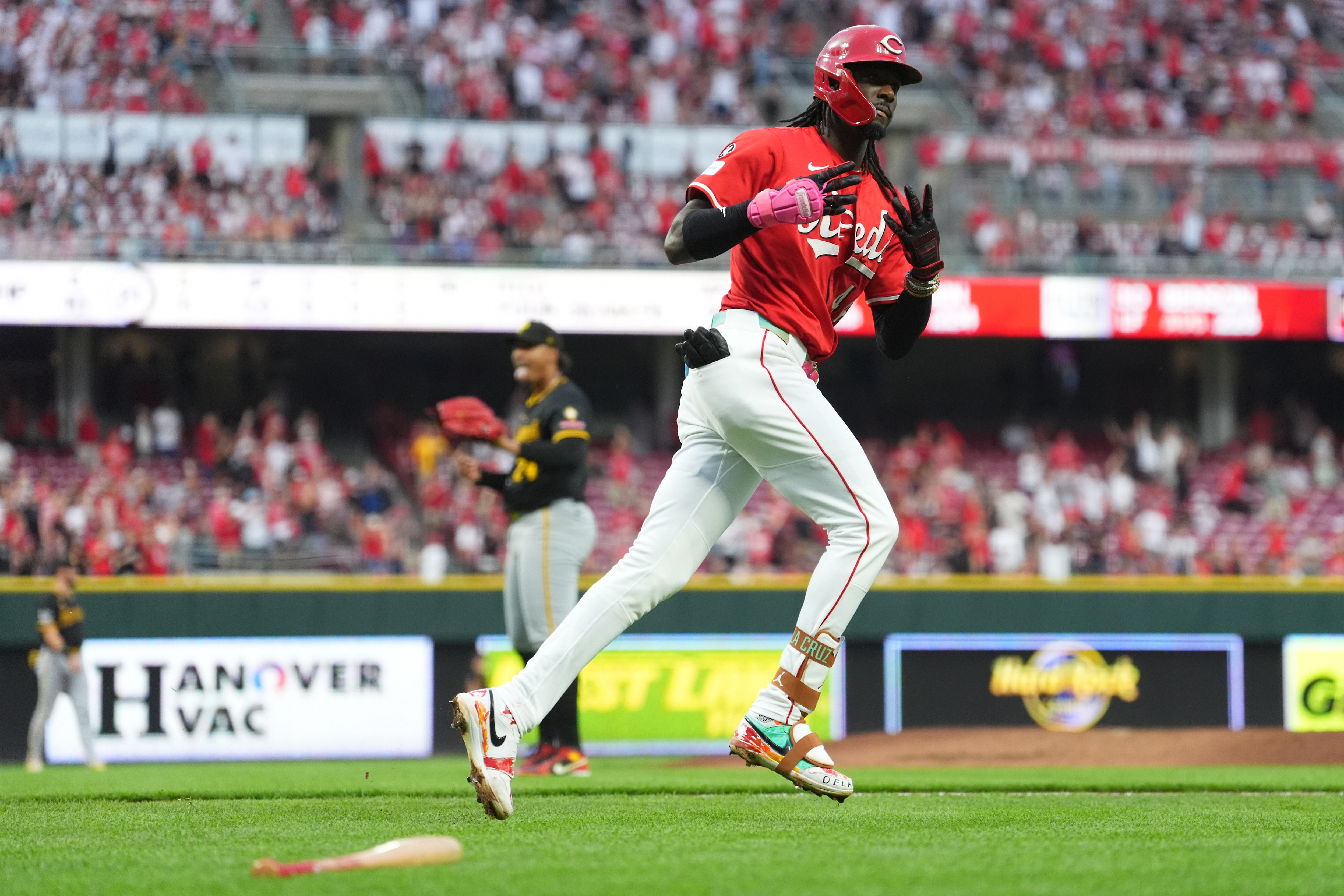 Reds GM issues statement after viral Elly De La Cruz video
