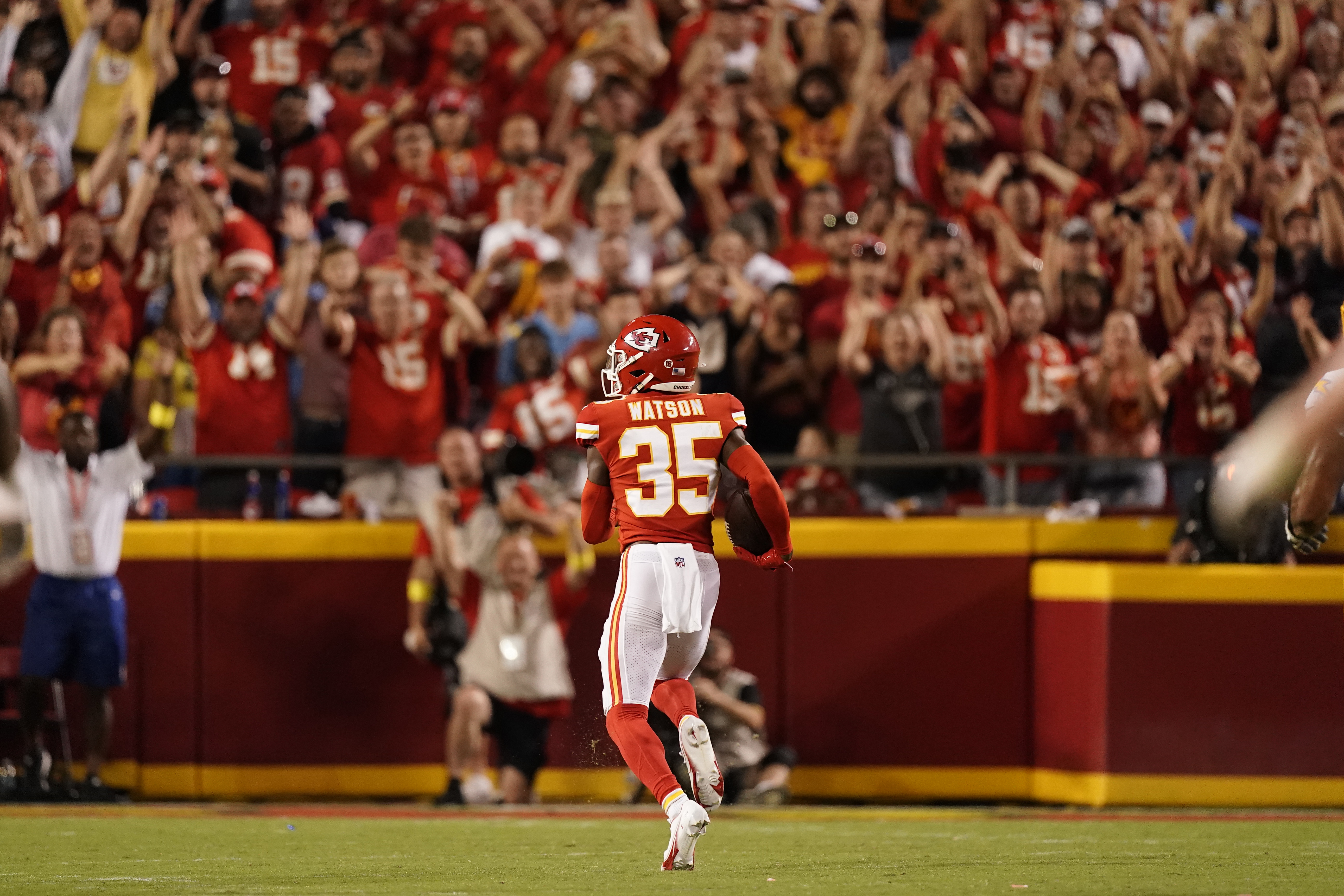 Kansas City, USA. 23rd Jan, 2022. Kansas City Chiefs wide receiver Mecole  Hardman is hoisted in the air by quarterback Patrick Mahomes after Hardman  scored a touchdown in the third quarter against