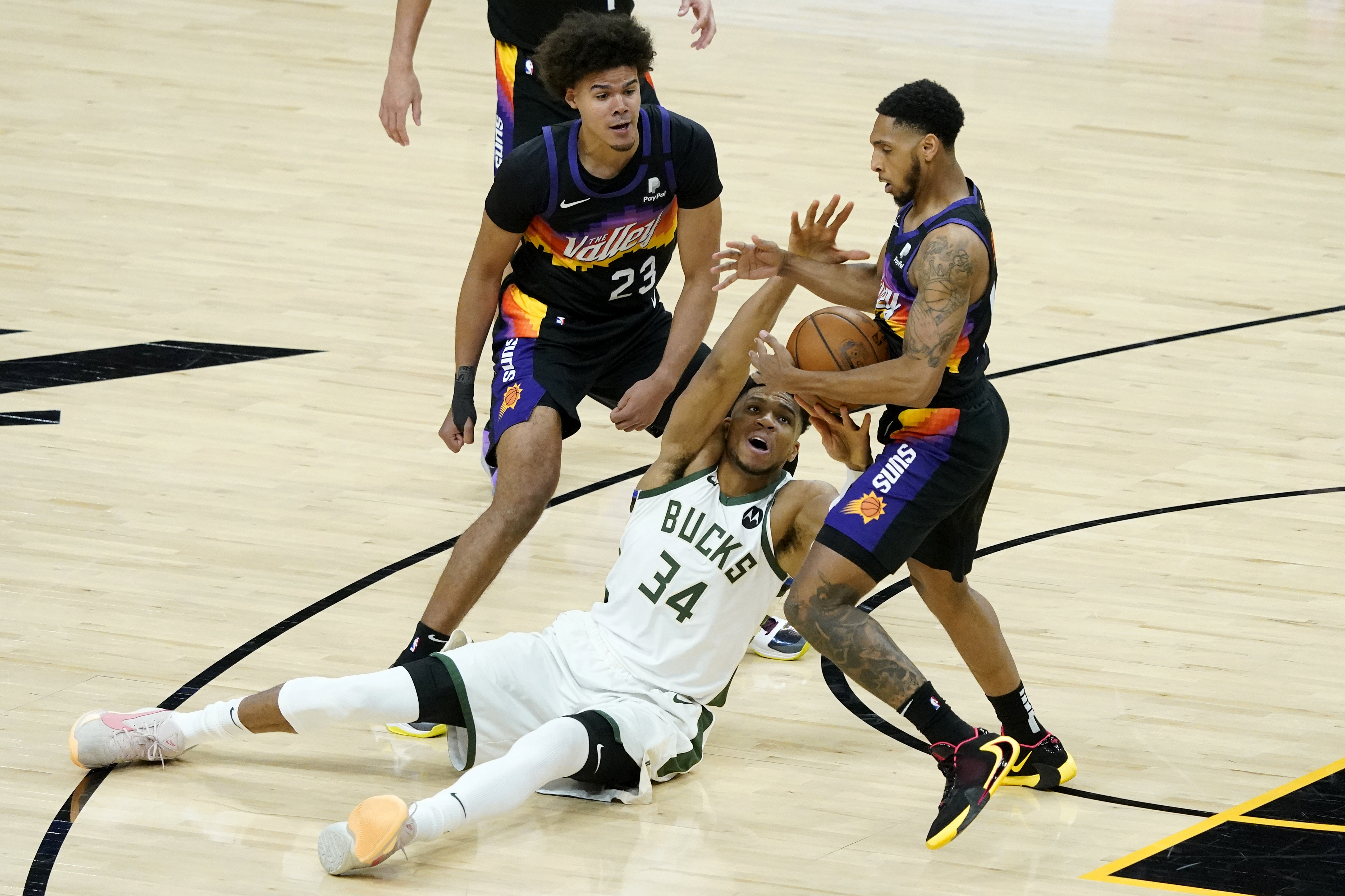 Suns beat Bucks for 2-0 lead in NBA Finals