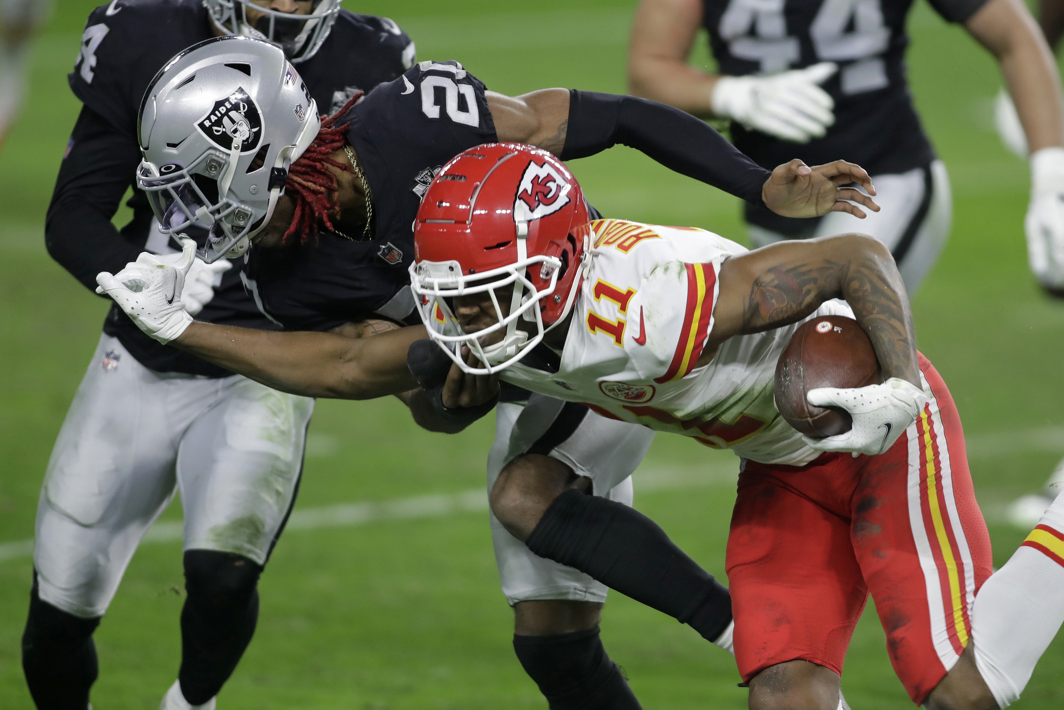 Mahomes hits Kelce in last minute, Chiefs edge Raiders 35-31