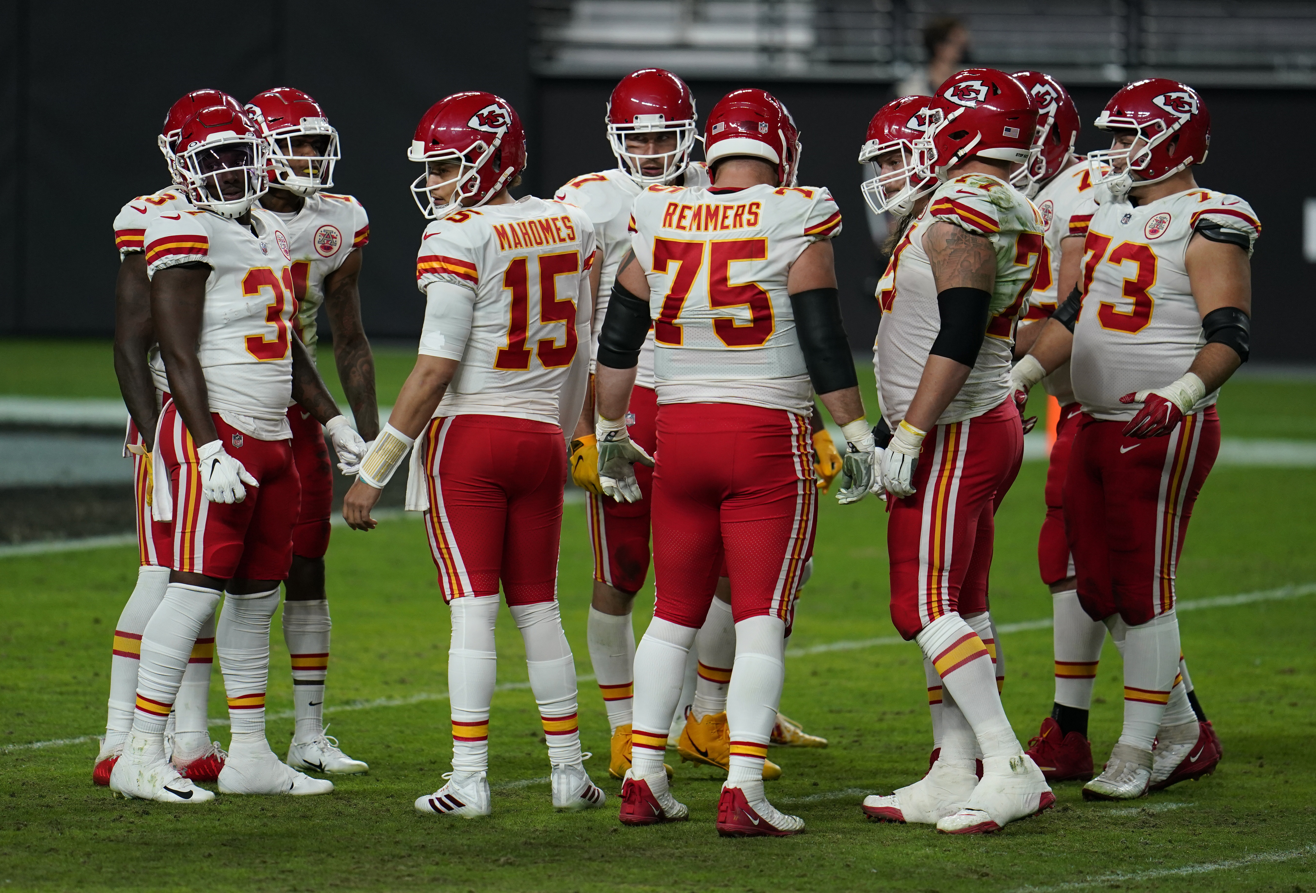 Mahomes hits Kelce in last minute, Chiefs edge Raiders 35-31