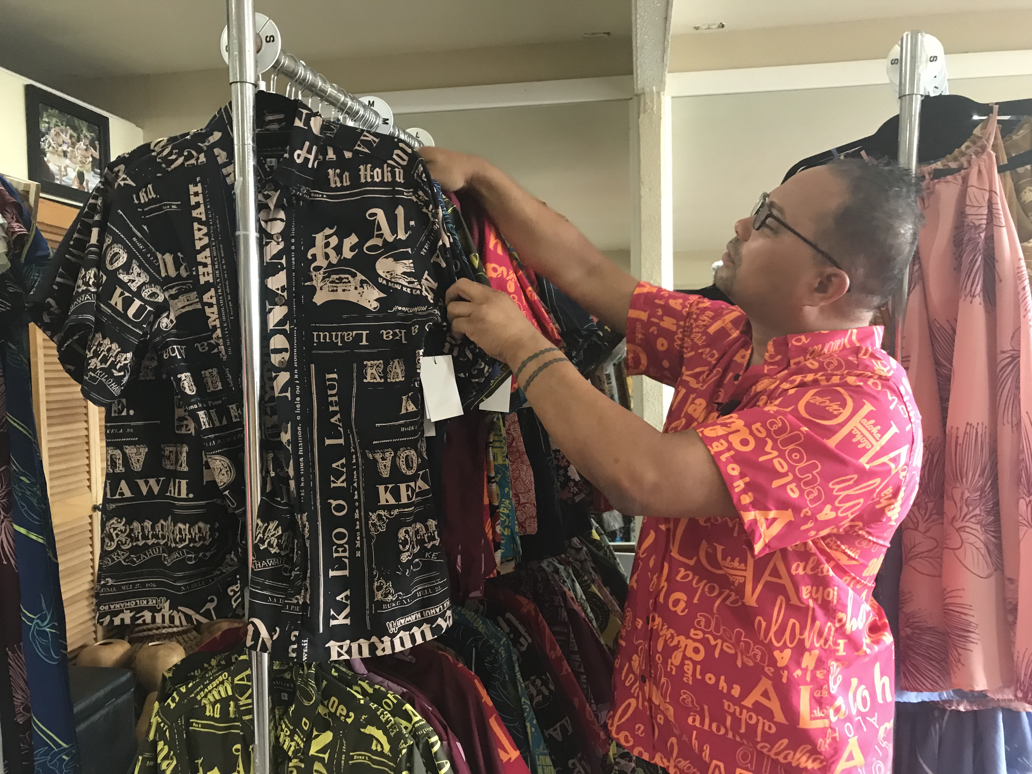 Kumu hula designs island wear to capture  display picture 1