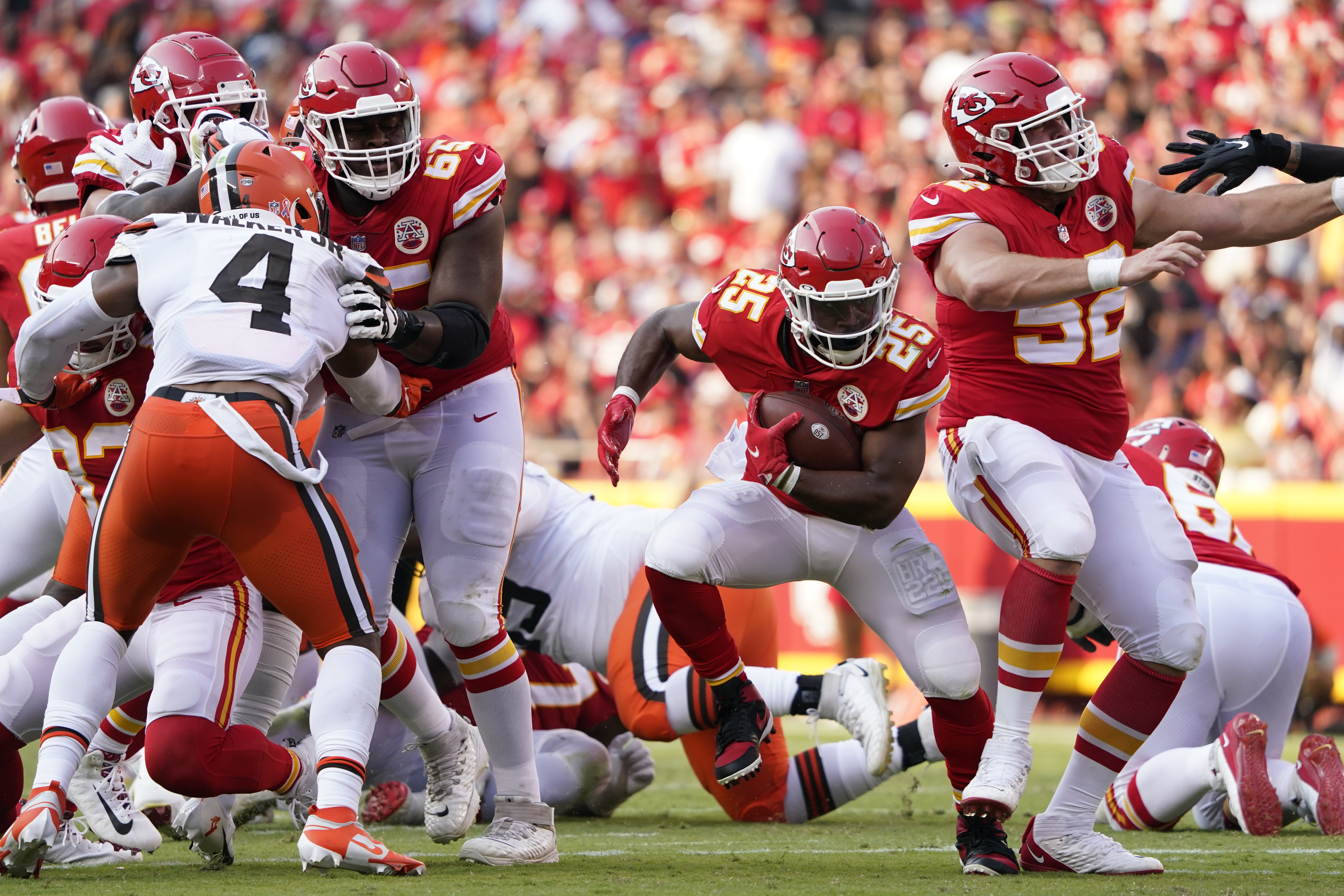 Kansas City Chiefs running back Clyde Edwards-Helaire (25) runs