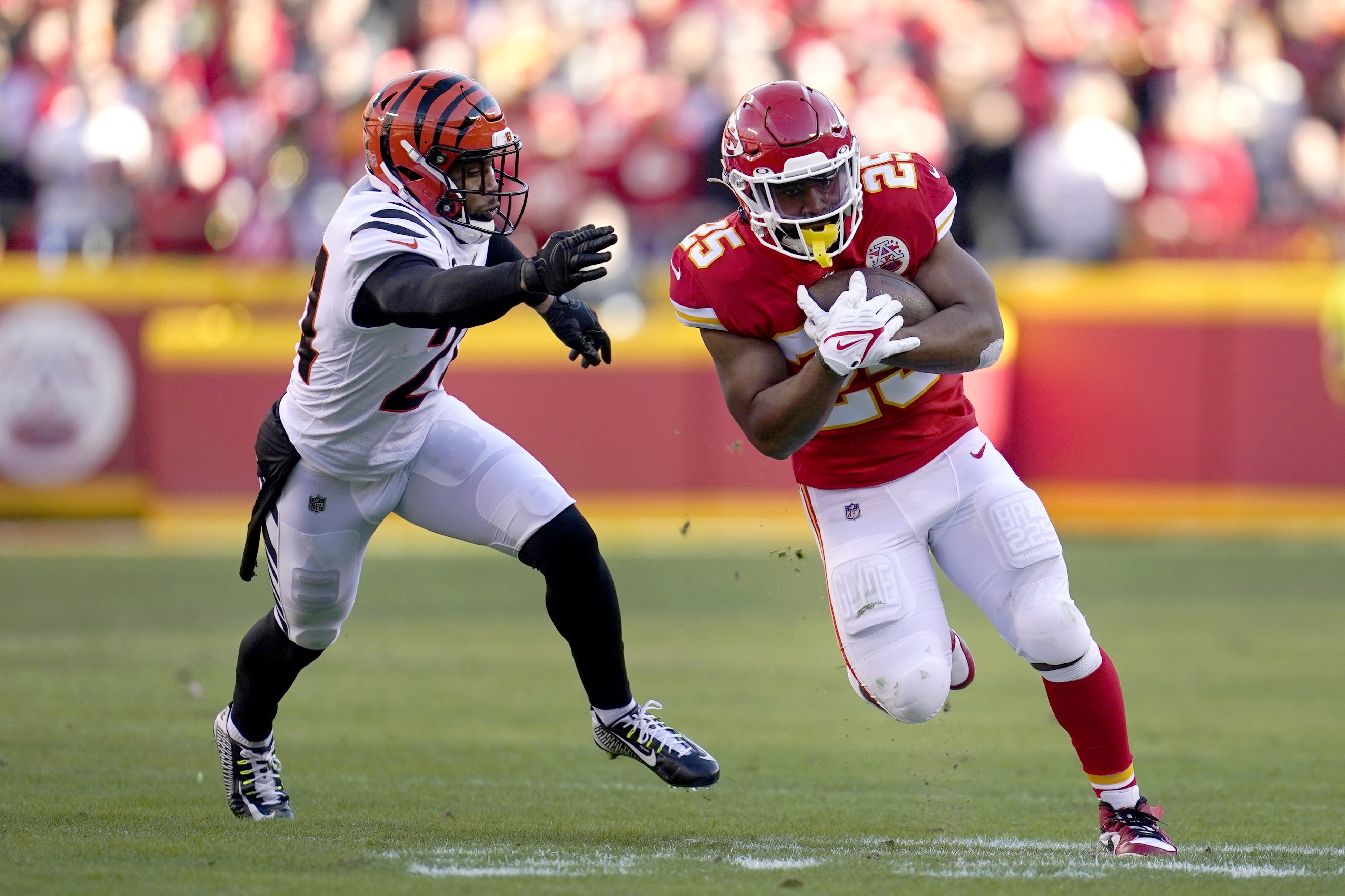 Kansas City Chiefs running back Clyde Edwards-Helaire (25) runs from Tampa  Bay Buccaneers outsi …