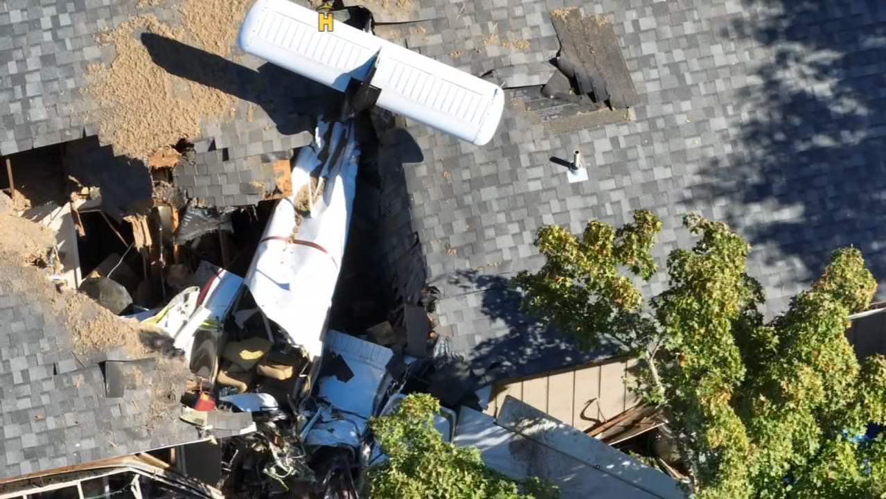 2 dead 1 injured when small plane crashes through Newberg home