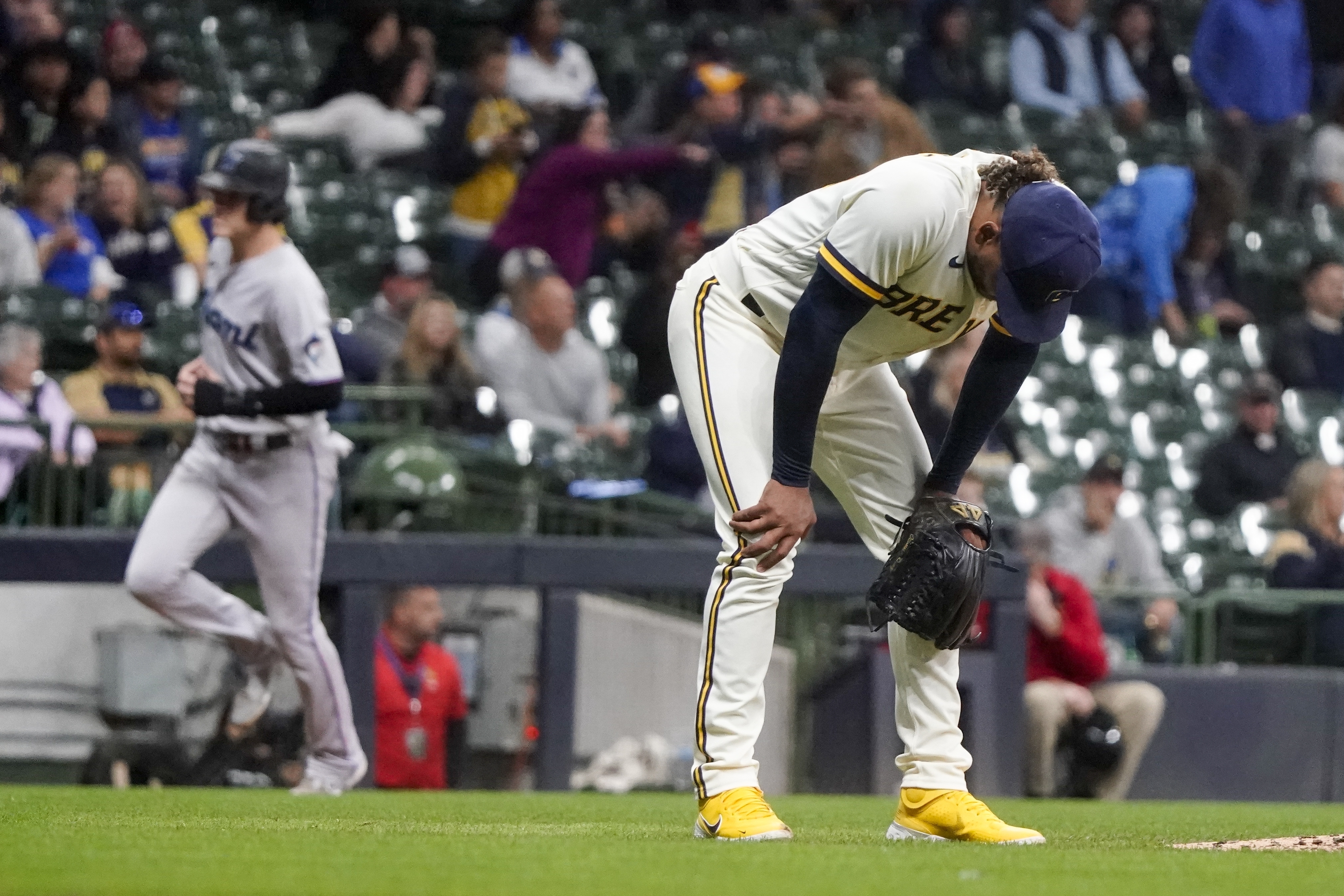 Twins advance for 1st time in 21 years with 2-0 win to sweep Blue Jays  behind Gray, Correa