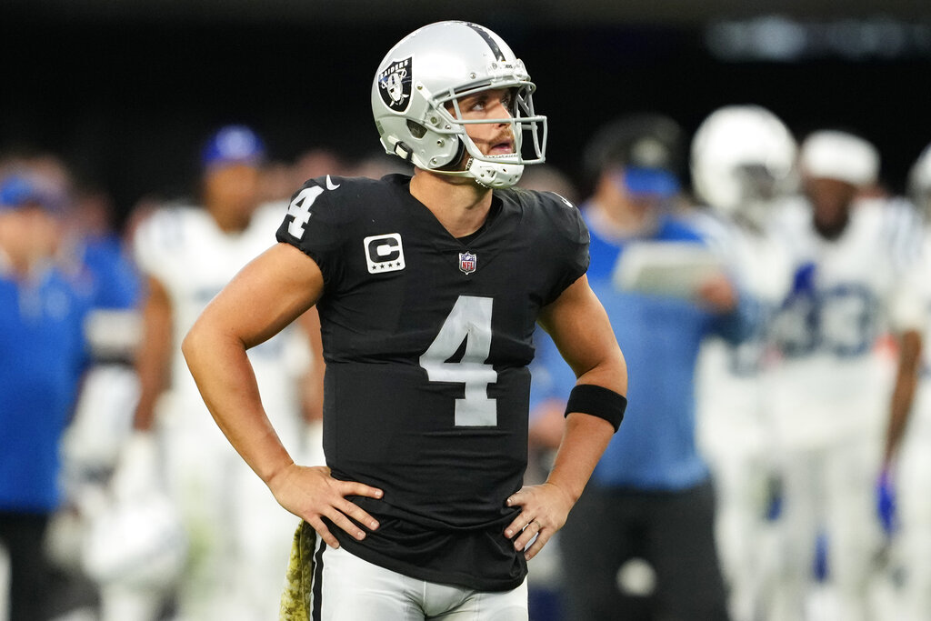 Watch: Derek Carr reacts to seeing Davante Adams in the Silver and