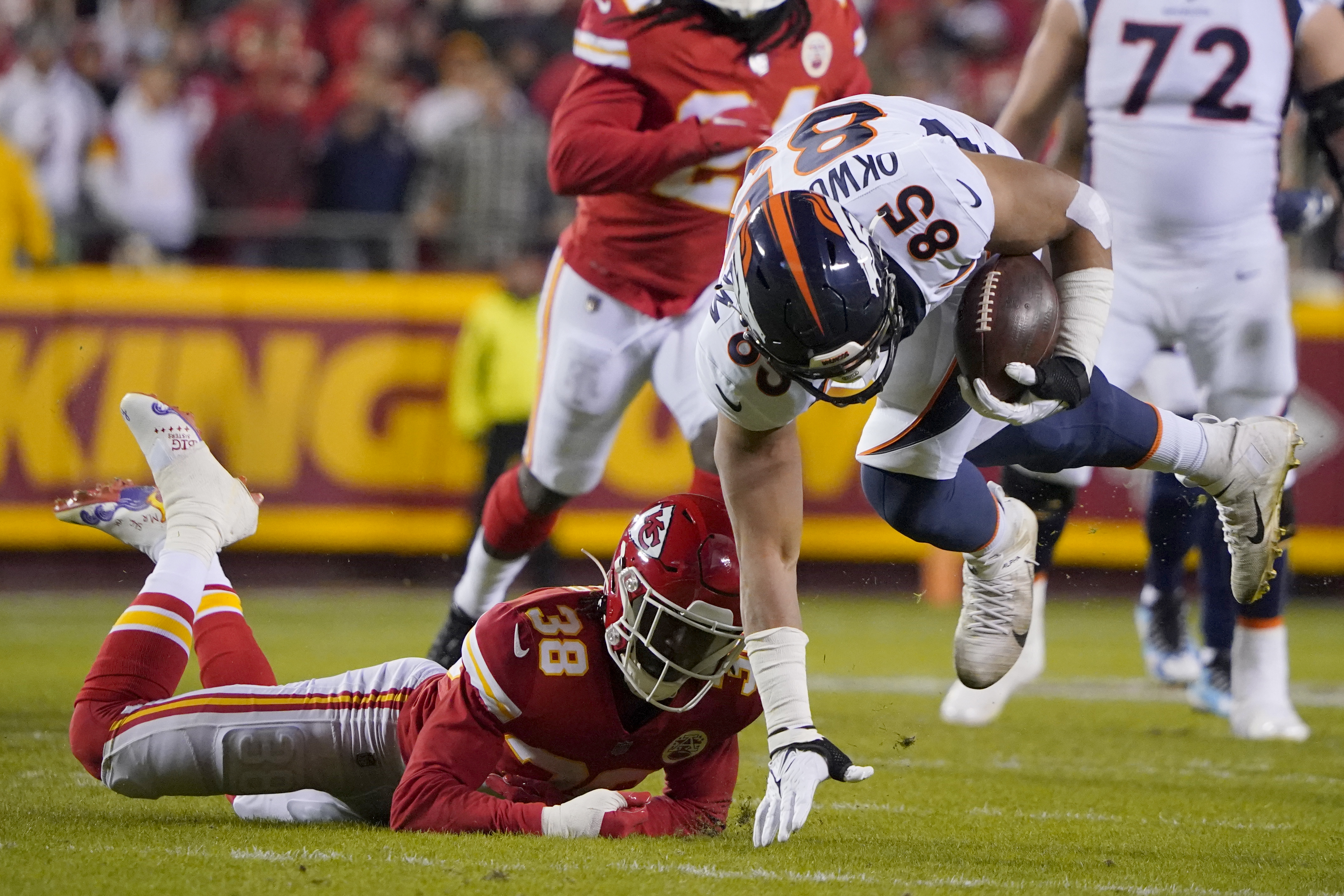 Eagles Add Tight End Albert Okwuegbunam in Trade with Broncos