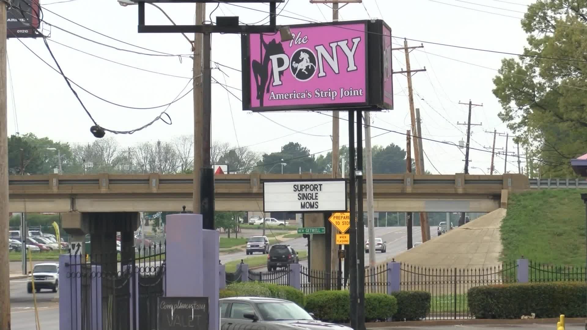 Single moms singled out? Strip club under fire for curbside sign