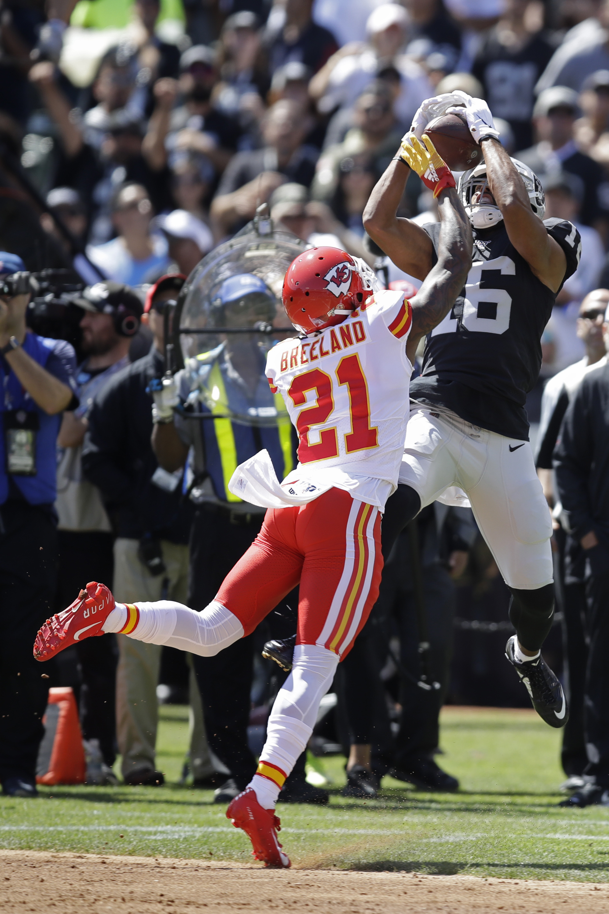 Mahomes throws four TDs as NFL Chiefs edge Raiders - Kuwait Times