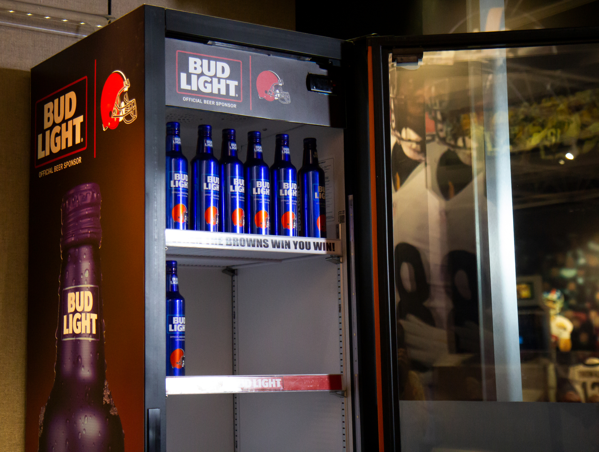 Cleveland Browns fans claim their Bud Light Victory Fridges – WPXI