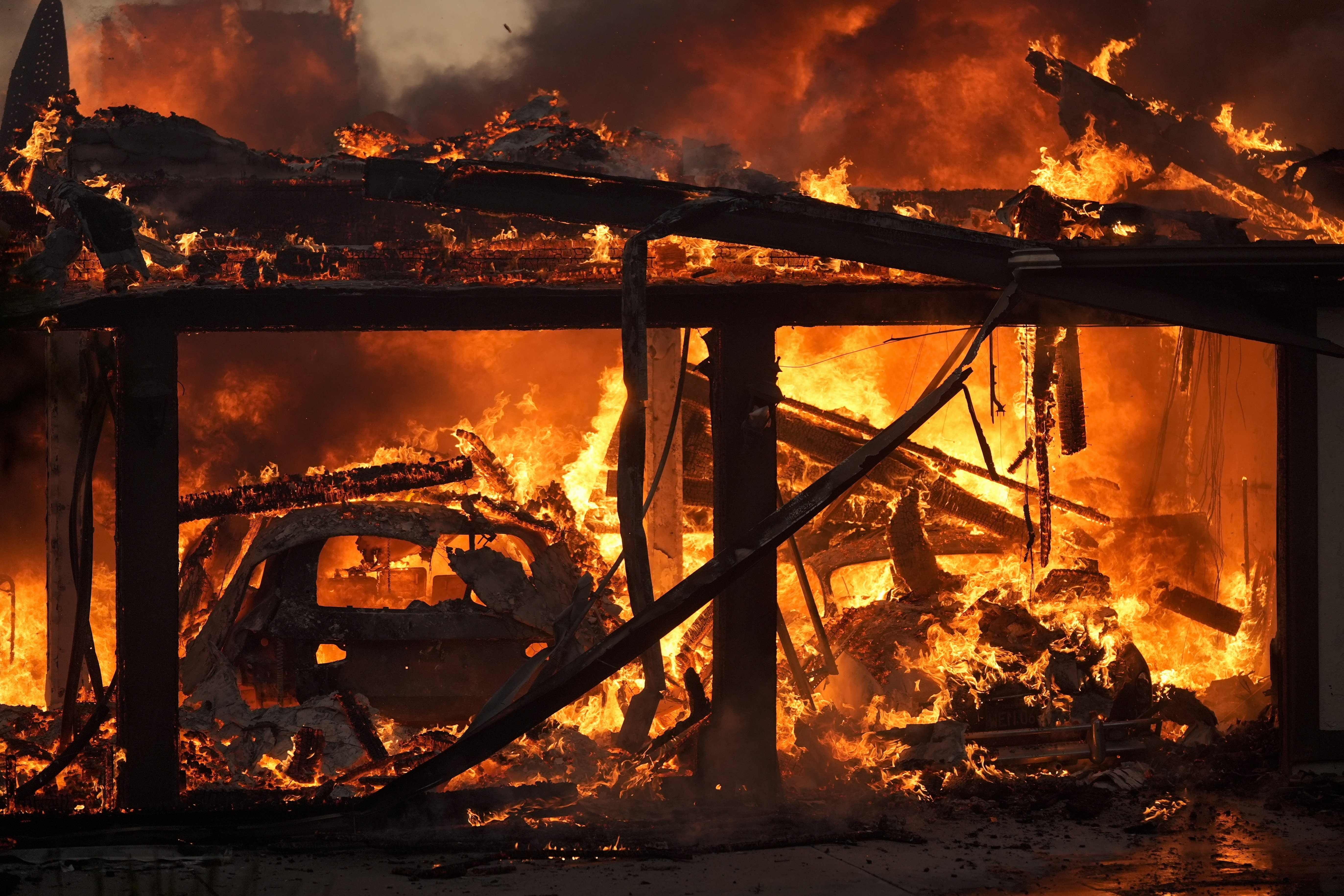 Fire crews on both US coasts battle wildfires; 1 death in New York
