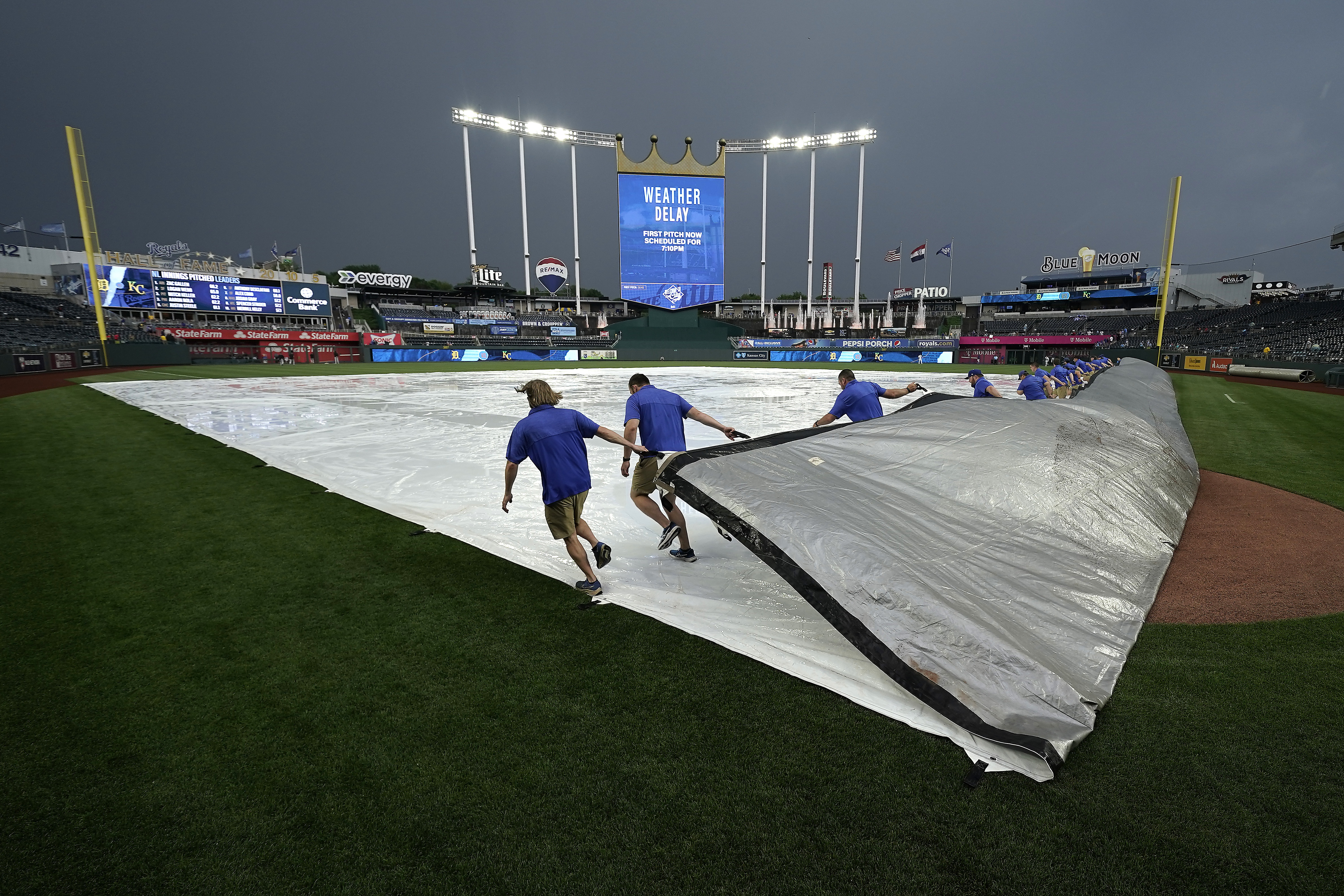 Royals employee union protests working conditions at Kauffman Stadium