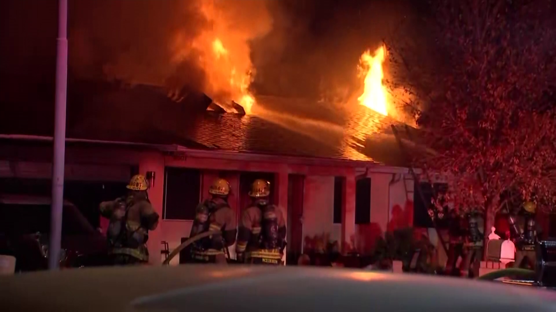 Neighbor saves elderly woman from overnight Phoenix house fire
