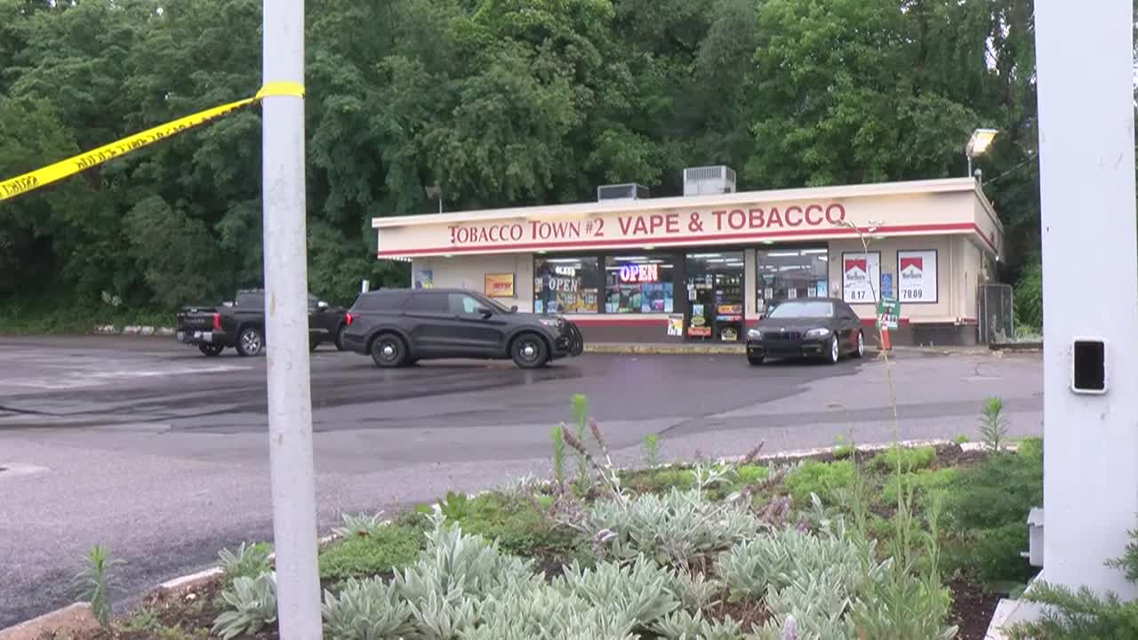 Store clerk shot during robbery in Vinton