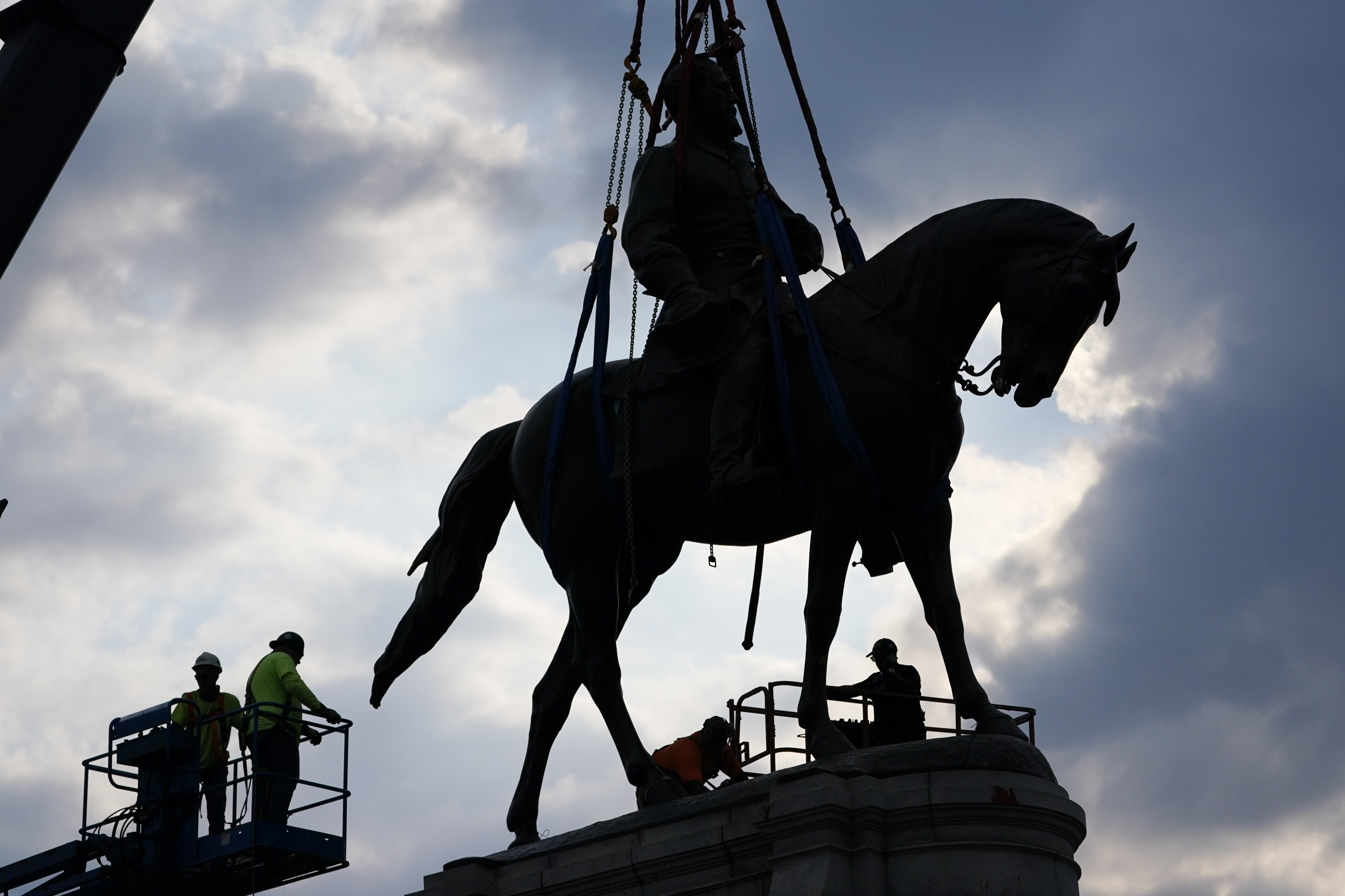 Richmond's massive Robert E. Lee statue removed from pedestal, cut 