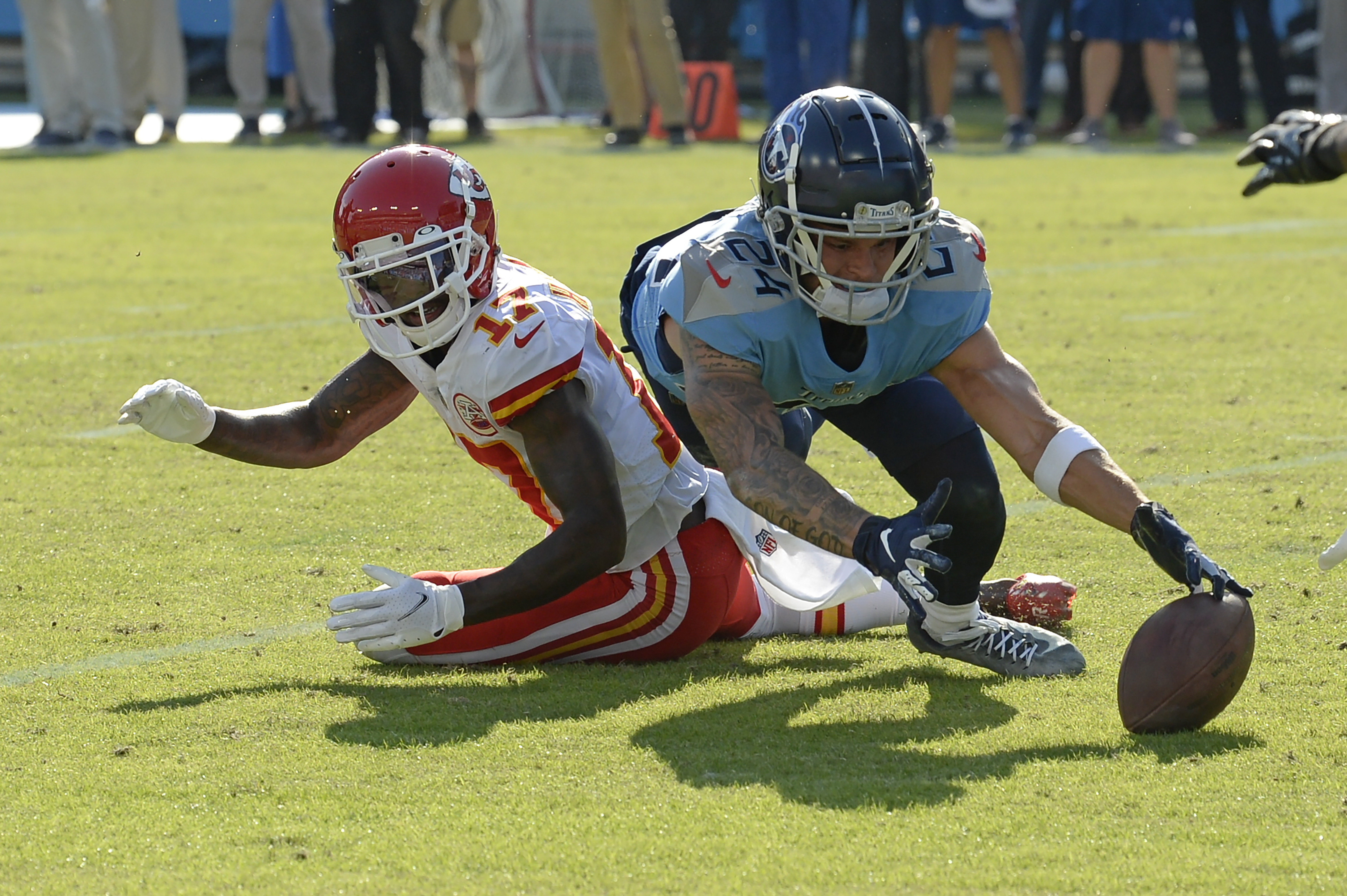 Mahomes cleared after concussion check, Chiefs lose to Titans 27-3