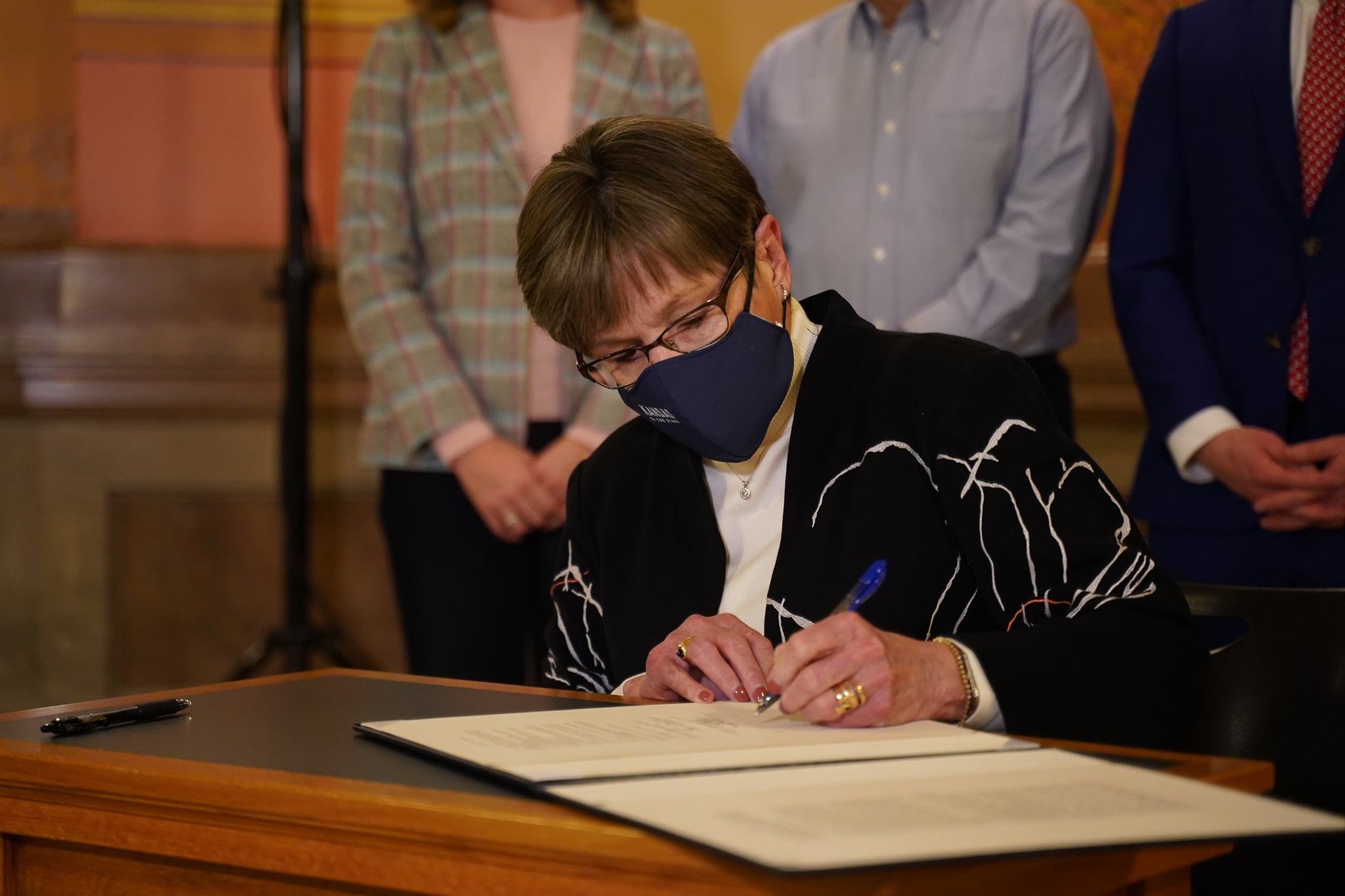 kansas-state-employees-to-receive-5-percent-pay-raise-after-budget-bill-signed