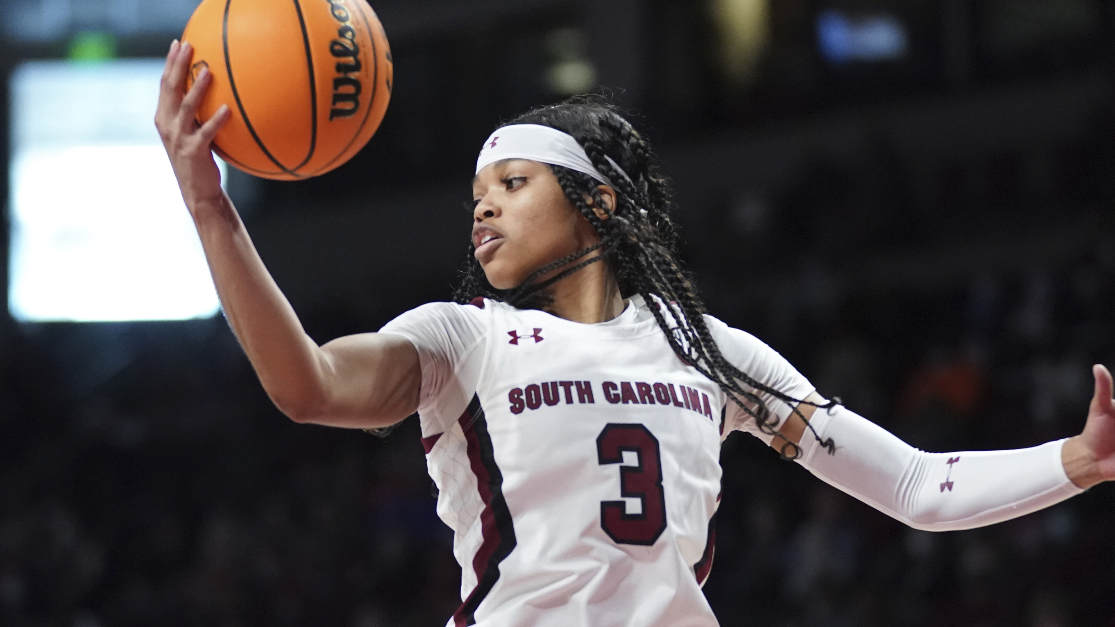 Dawn Staley dons Alshon Jeffery jersey as South Carolina retires No. 1