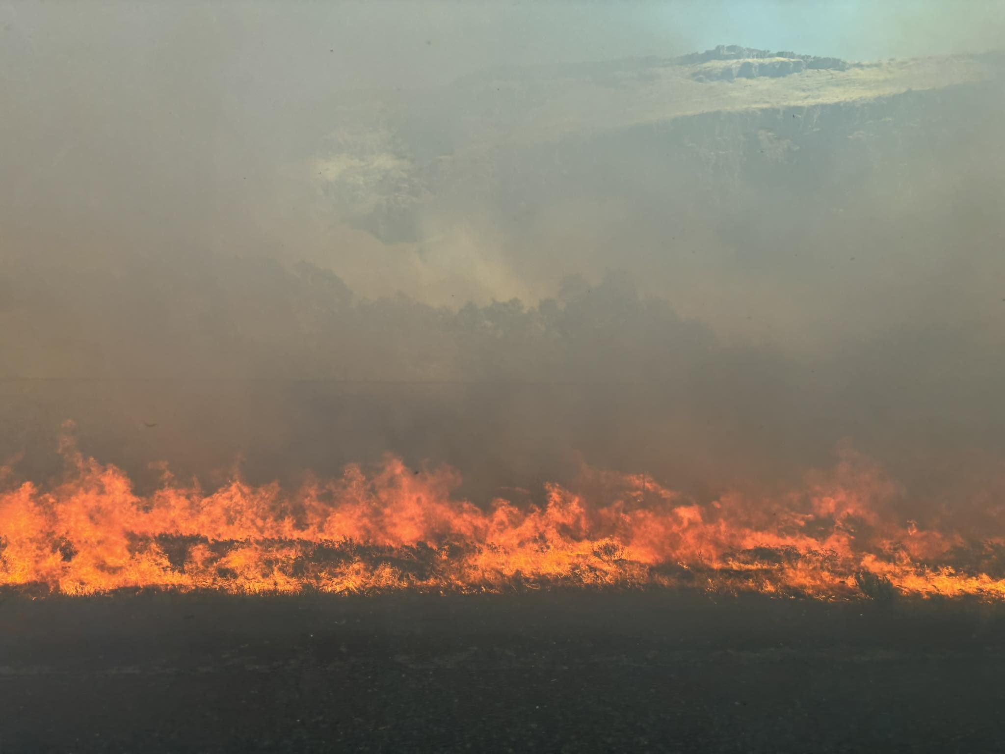 Wildfire briefly closes I-84 near Biggs Junction; Separate fire in