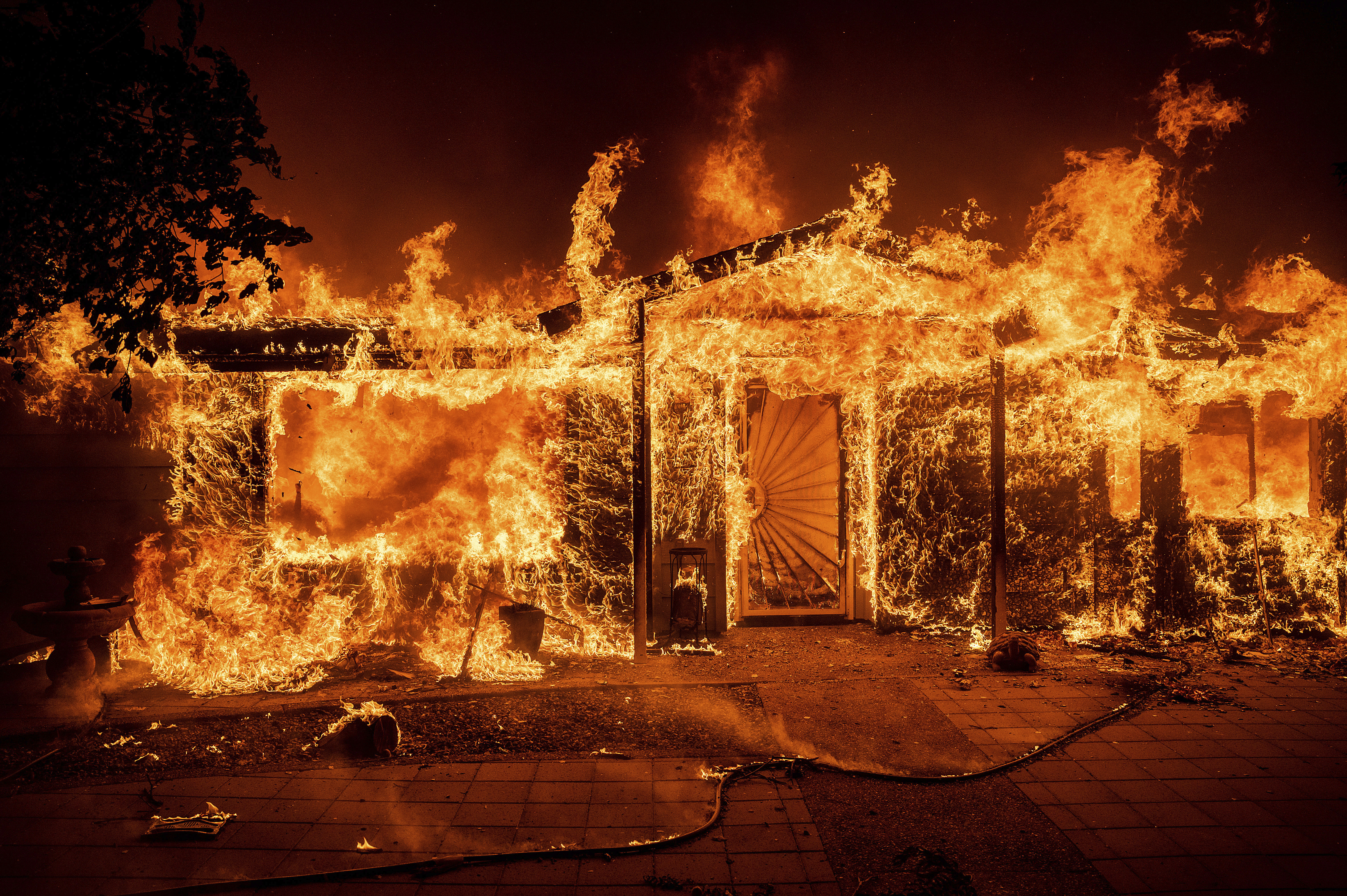 Лесной пожар в калифорнии. Горящий дом. Гаряюший дом. Дом горит. Огонь пожар.