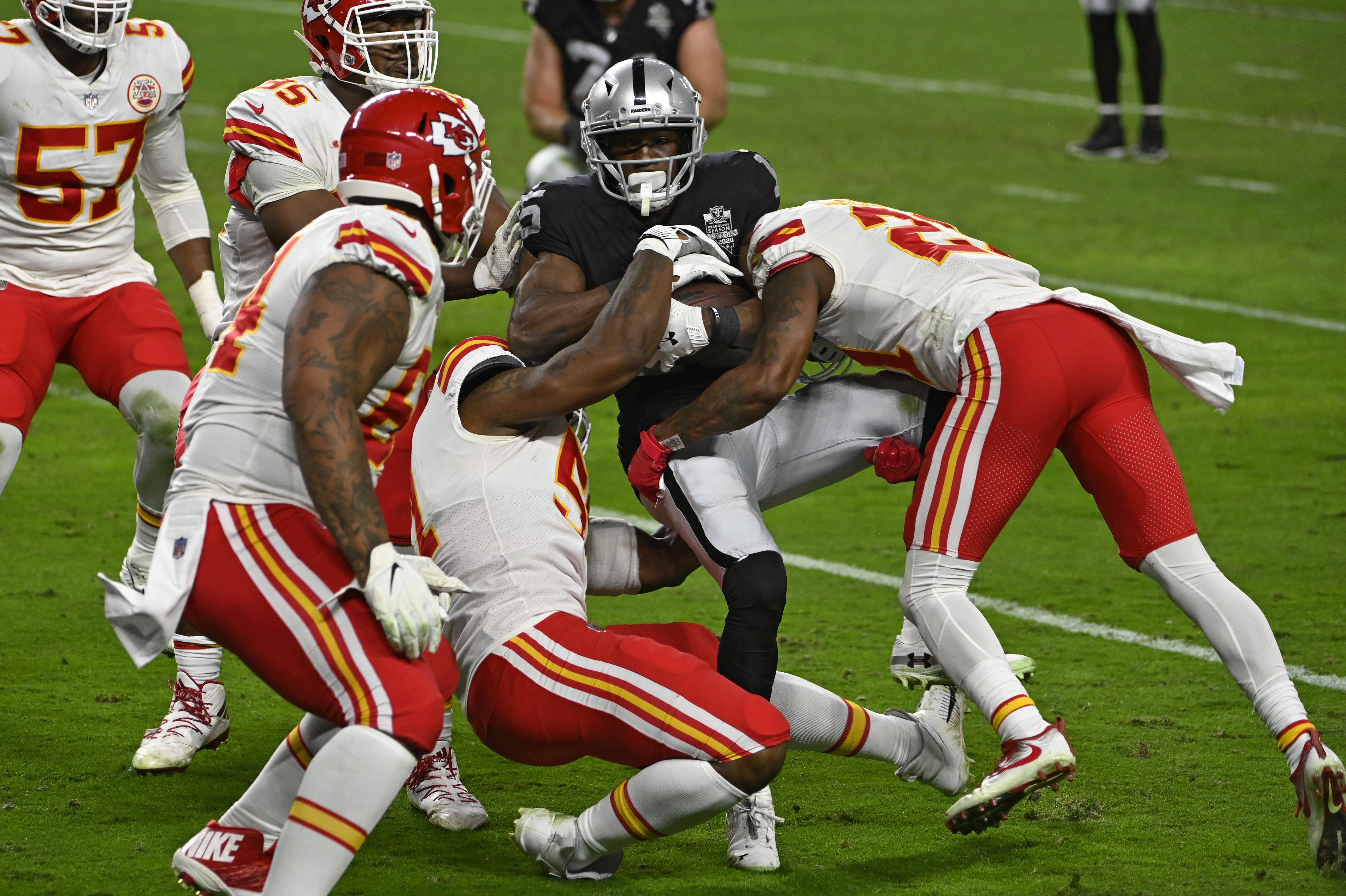 Mahomes hits Kelce in last minute, Chiefs edge Raiders 35-31