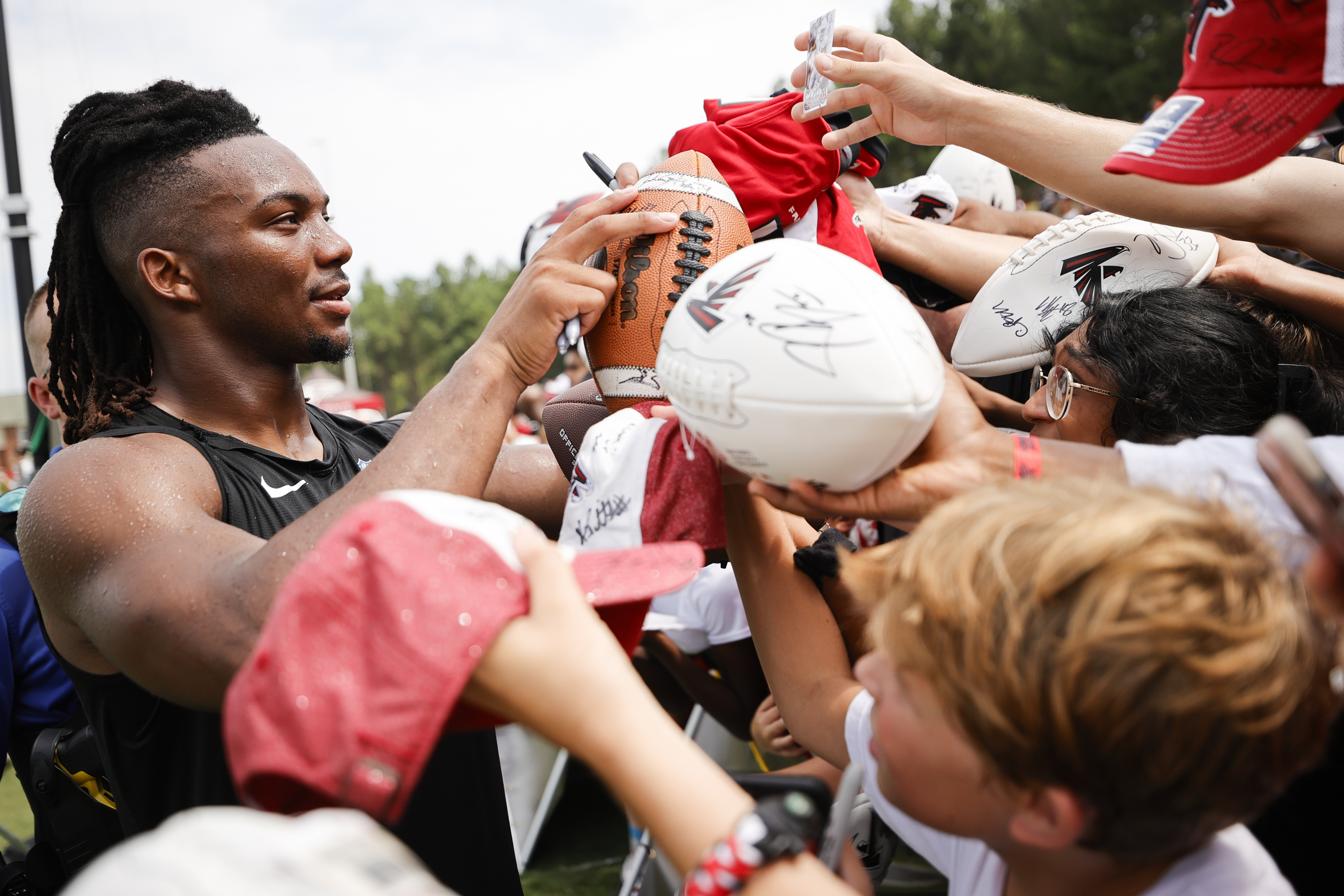 Bijan Robinson wore Falcons jersey as child, photo shows