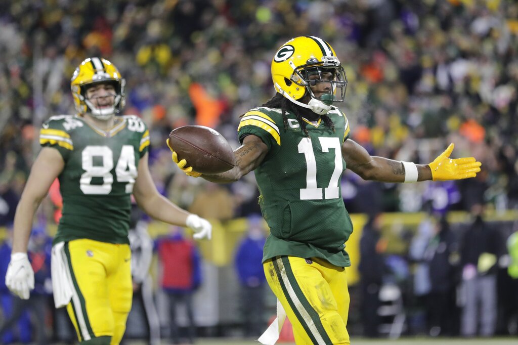 Peppers gets pick 6, Packers rout Vikings 42-10