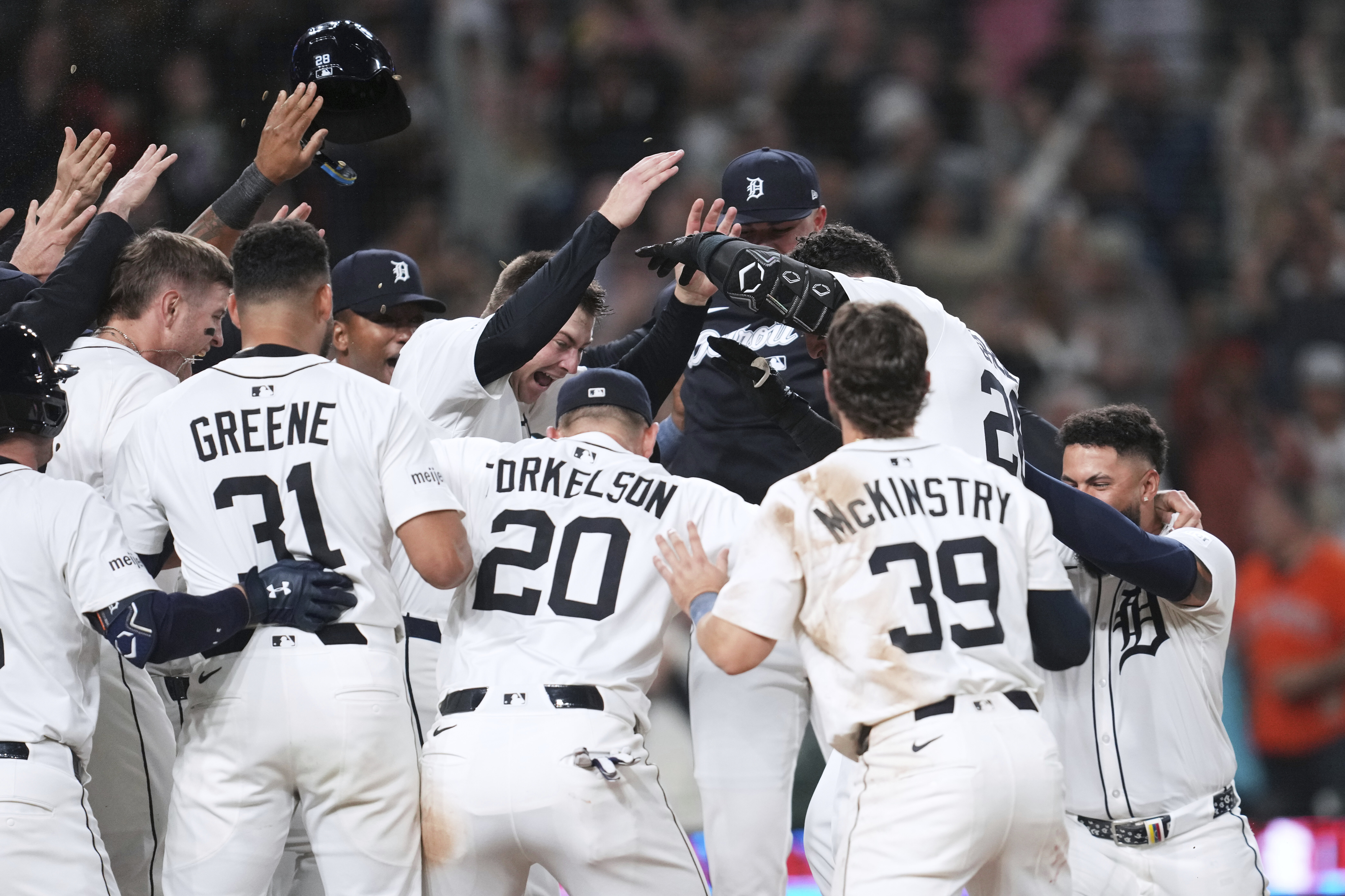 Javier Baez hits a pair of 3-run HRs, including one in 11th, to