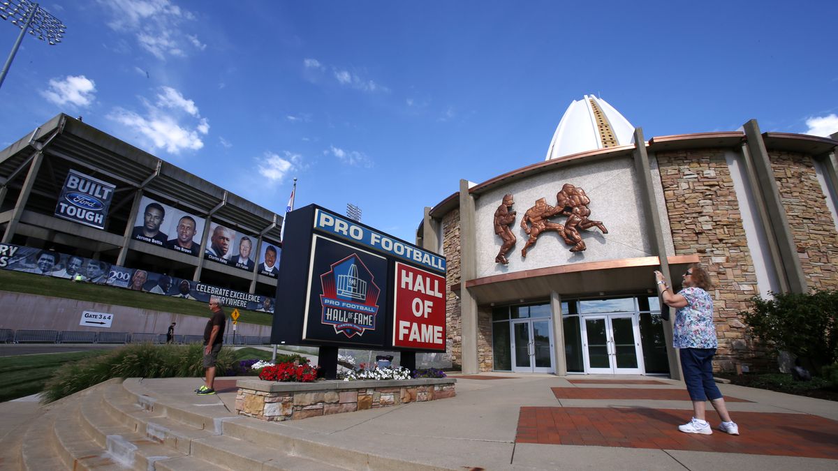 Canton, United States. 06th Aug, 2021. Pro Football Hall of Fame Class of  2020 enshrinees pose with Gold Jackets present in front of the Pro Football  Hall of Fame, Friday, Aug. 6