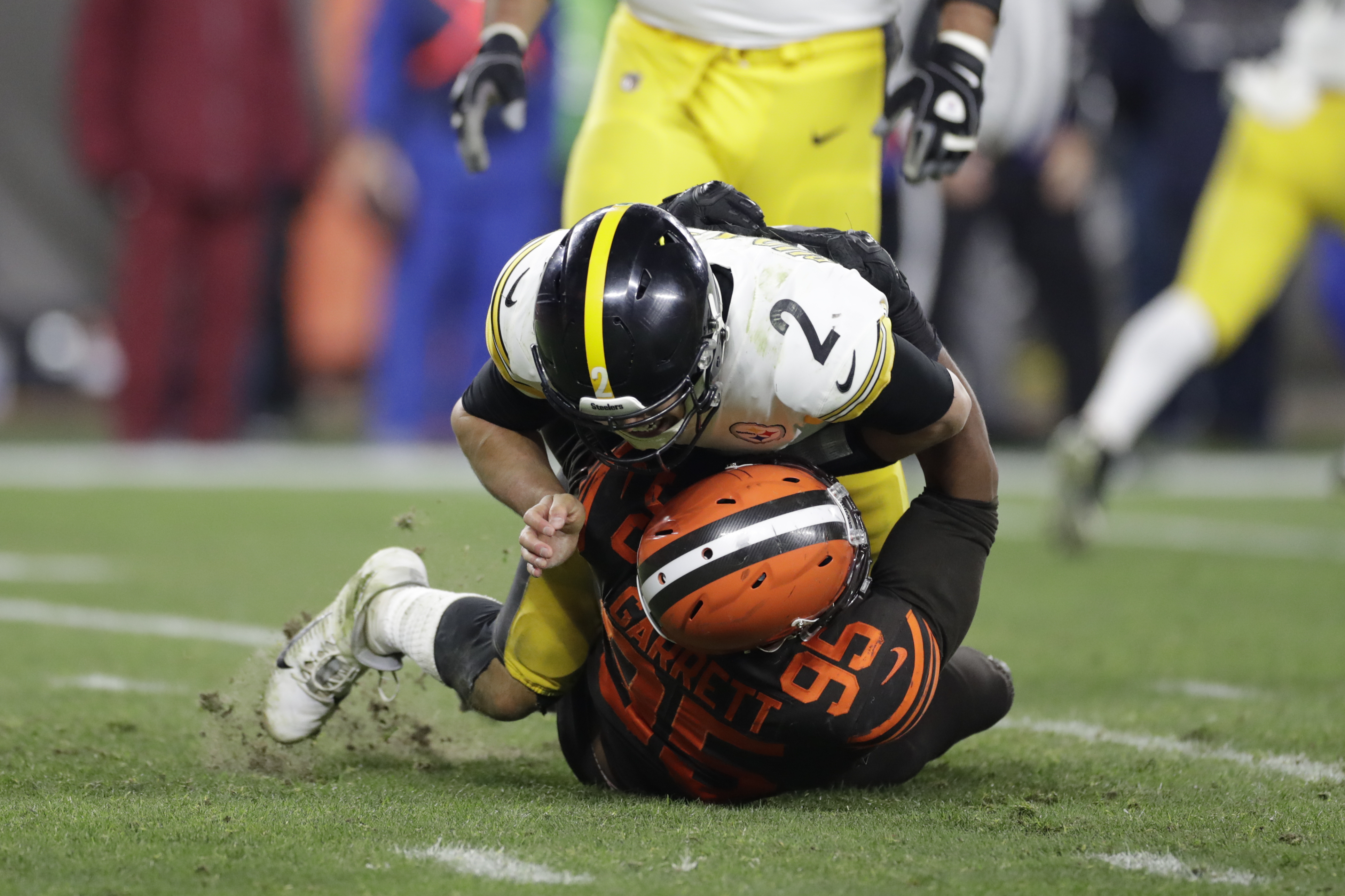 Watch: Browns' Garrett swings helmet at head of Steelers QB