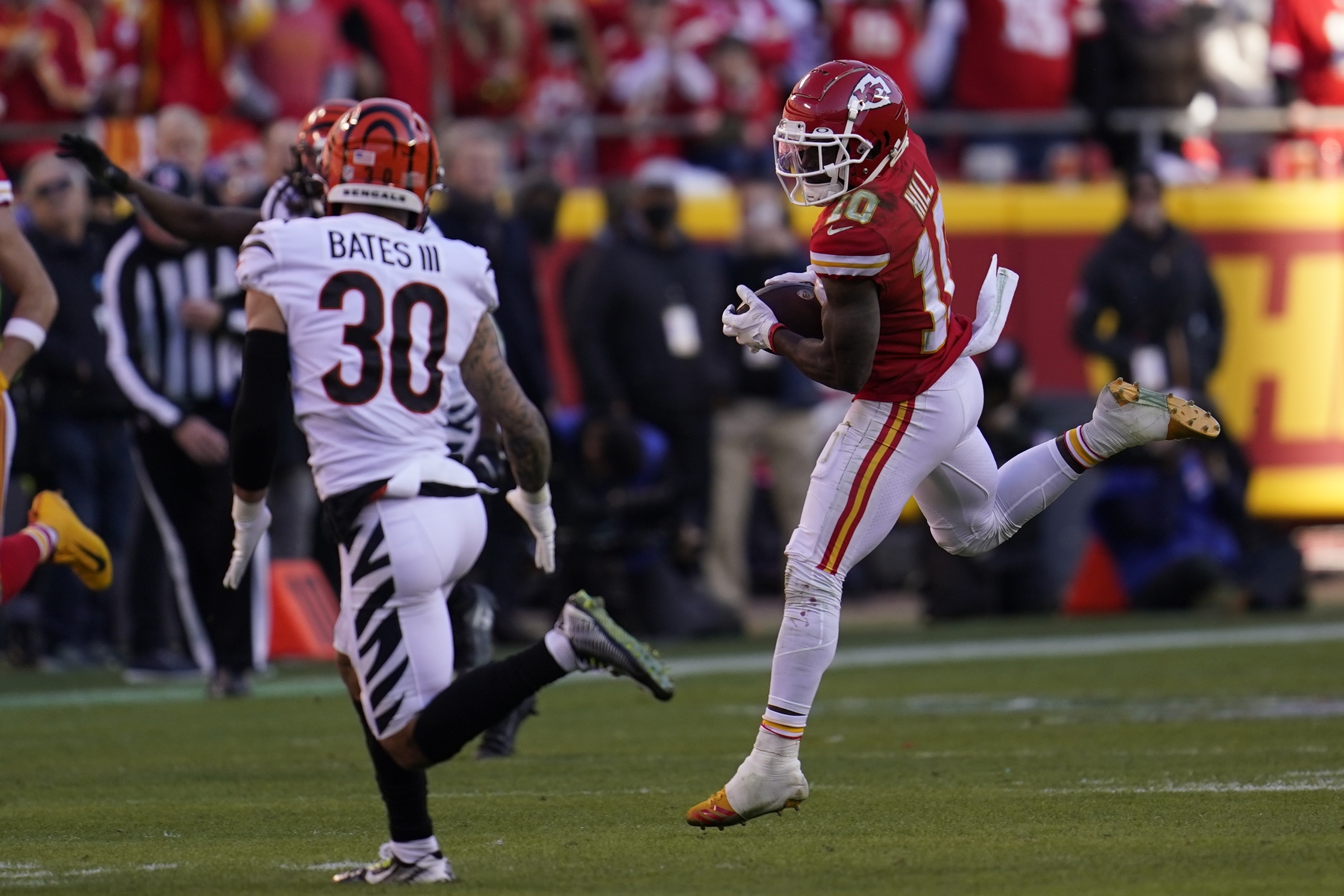 Chiefs trade Tyreek Hill to Dolphins for five draft picks, including a 2022  first-rounder 