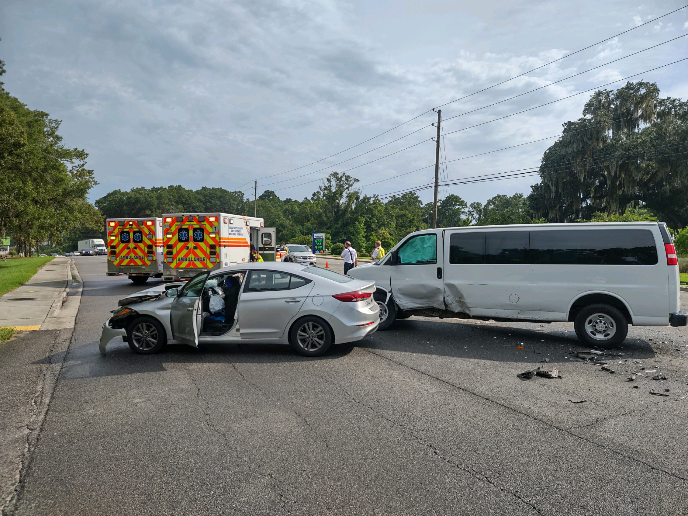 Crash in Beaufort County injuries 11 people including 7 children